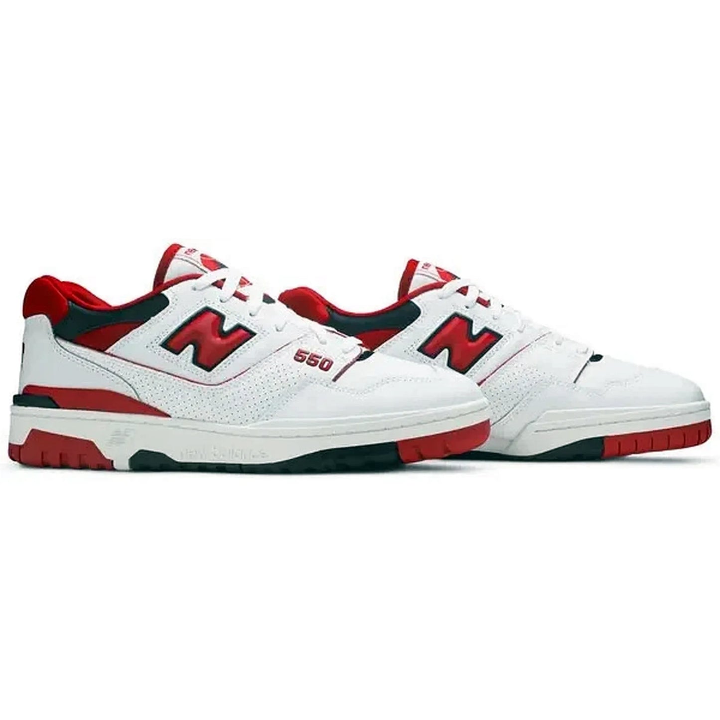 New Balance 550 White Red – Vorderseitige Paaransicht des weißen Retro-Sneakers mit roten und schwarzen Details, perforiertem Leder, 550-Branding und zweifarbiger Gummisohle im Basketball-Stil.