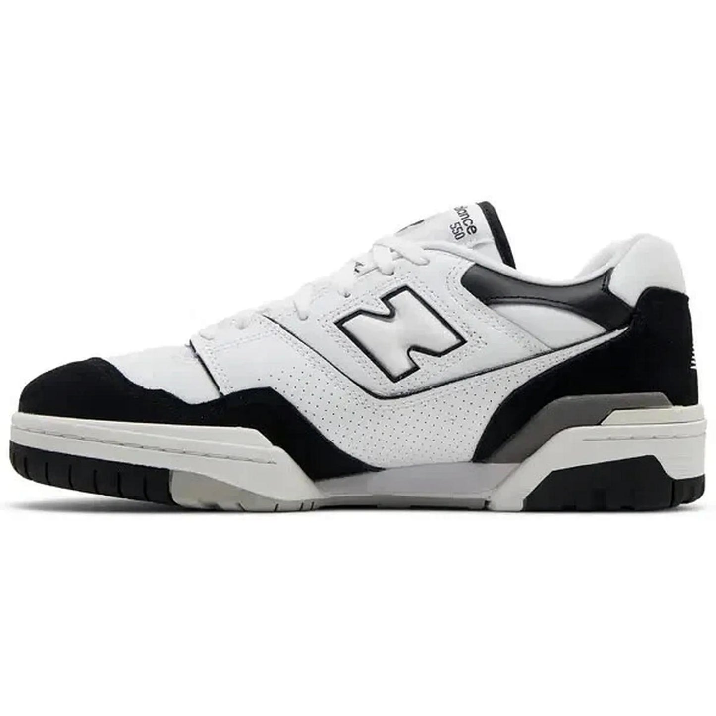 New Balance 550 White Black Rain Cloud – Innenansicht des weißen Ledersneakers mit schwarzen Wildleder-Details und perforierten Seitenteilen im klassischen Retro-Design.