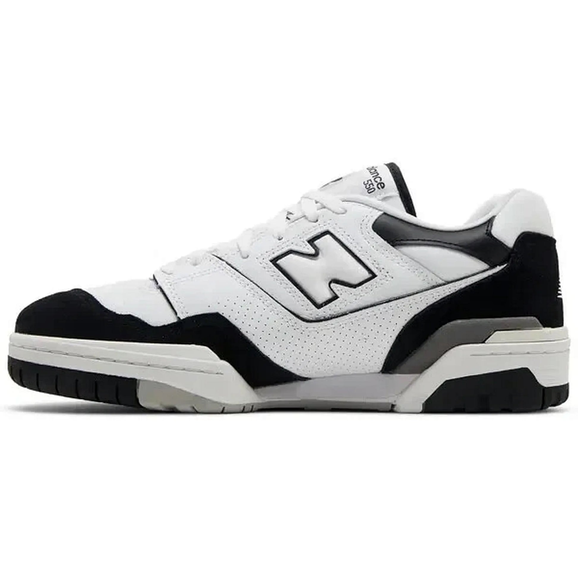 New Balance 550 White Black Rain Cloud – Innenansicht des weißen Ledersneakers mit schwarzen Wildleder-Details und perforierten Seitenteilen im klassischen Retro-Design.