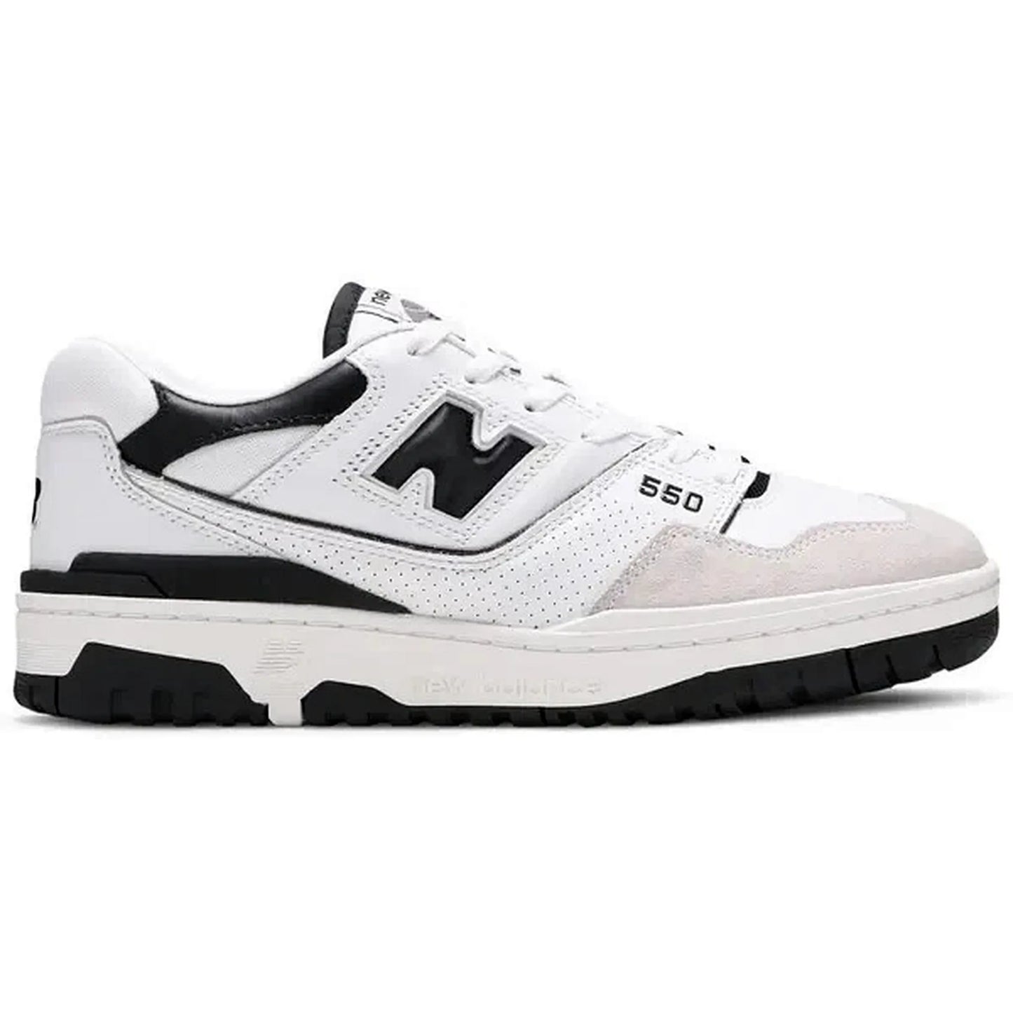 New Balance 550 Sea Salt Black – Seitenansicht des weißen Retro-Sneakers mit schwarzen Details, perforiertem Leder und klassischem Basketball-inspiriertem Design.