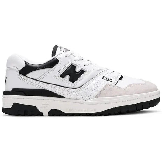 New Balance 550 Sea Salt Black – Seitenansicht des weißen Retro-Sneakers mit schwarzen Details, perforiertem Leder und klassischem Basketball-inspiriertem Design.