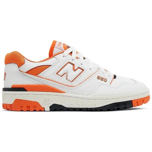 New Balance 550 Syracuse – Seitenansicht des weißen Ledersneakers mit orangefarbenen Akzenten, perforierten Details und klassischem Retro-Basketball-Design.