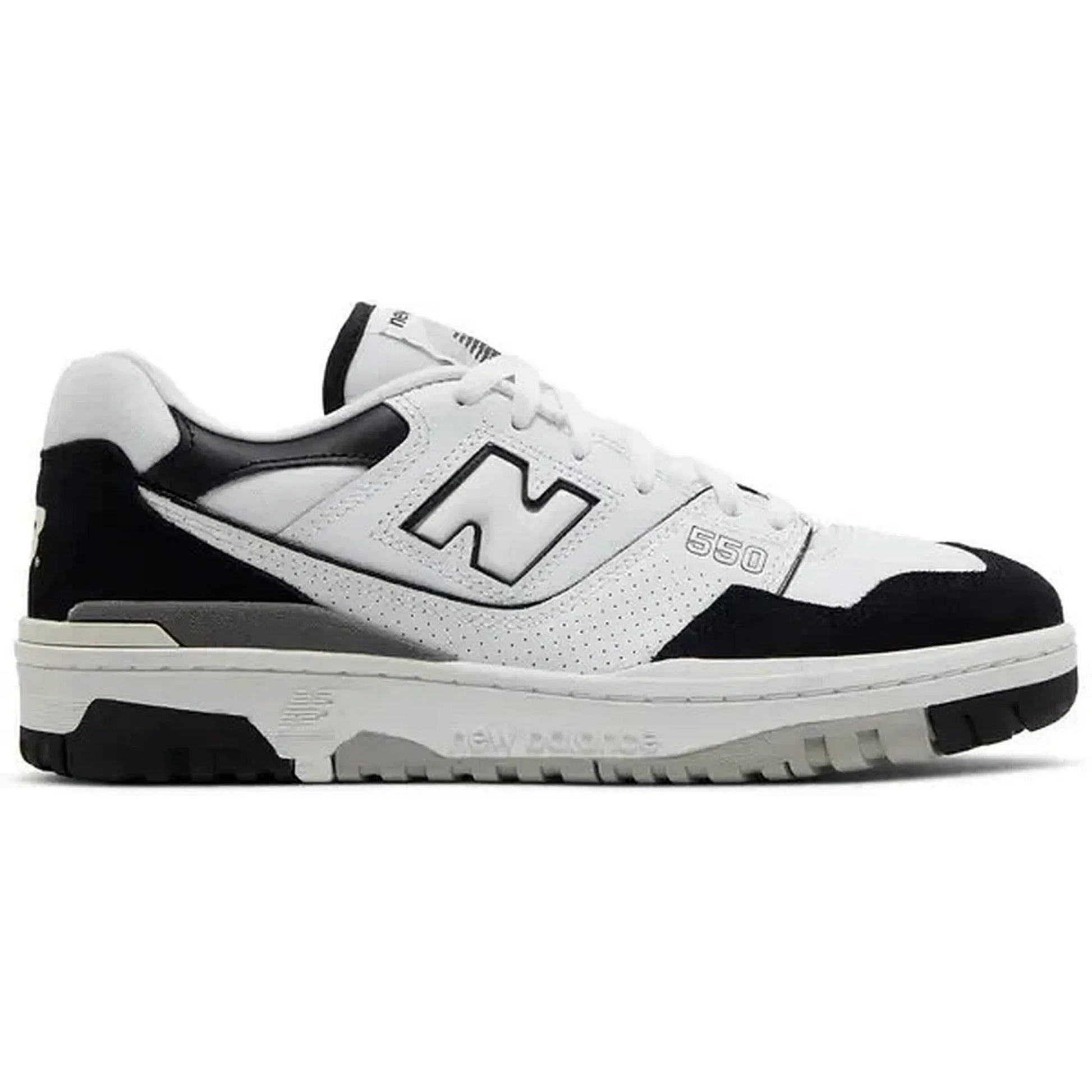 New Balance 550 White Black Rain Cloud – Seitenansicht des Retro-Sneakers in Weiß mit schwarzen Wildleder-Overlays und grauen Akzenten, klassisches „N“-Logo auf der Außenseite.