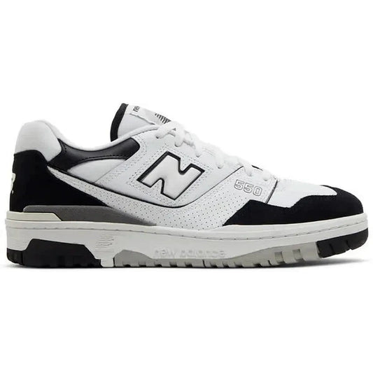 New Balance 550 White Black Rain Cloud – Seitenansicht des Retro-Sneakers in Weiß mit schwarzen Wildleder-Overlays und grauen Akzenten, klassisches „N“-Logo auf der Außenseite.