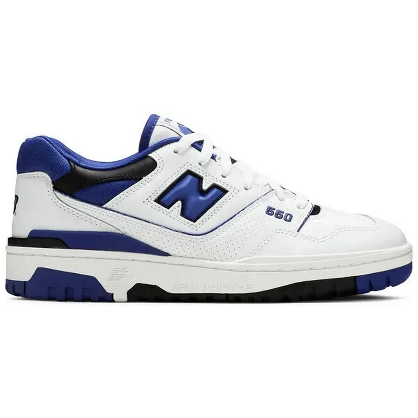 New Balance 550 White Blue – Seitenansicht des weißen Ledersneakers mit blauen Akzenten und klassischem „N“-Logo, inspiriert vom Retro-Basketballstil der 80er-Jahre.
