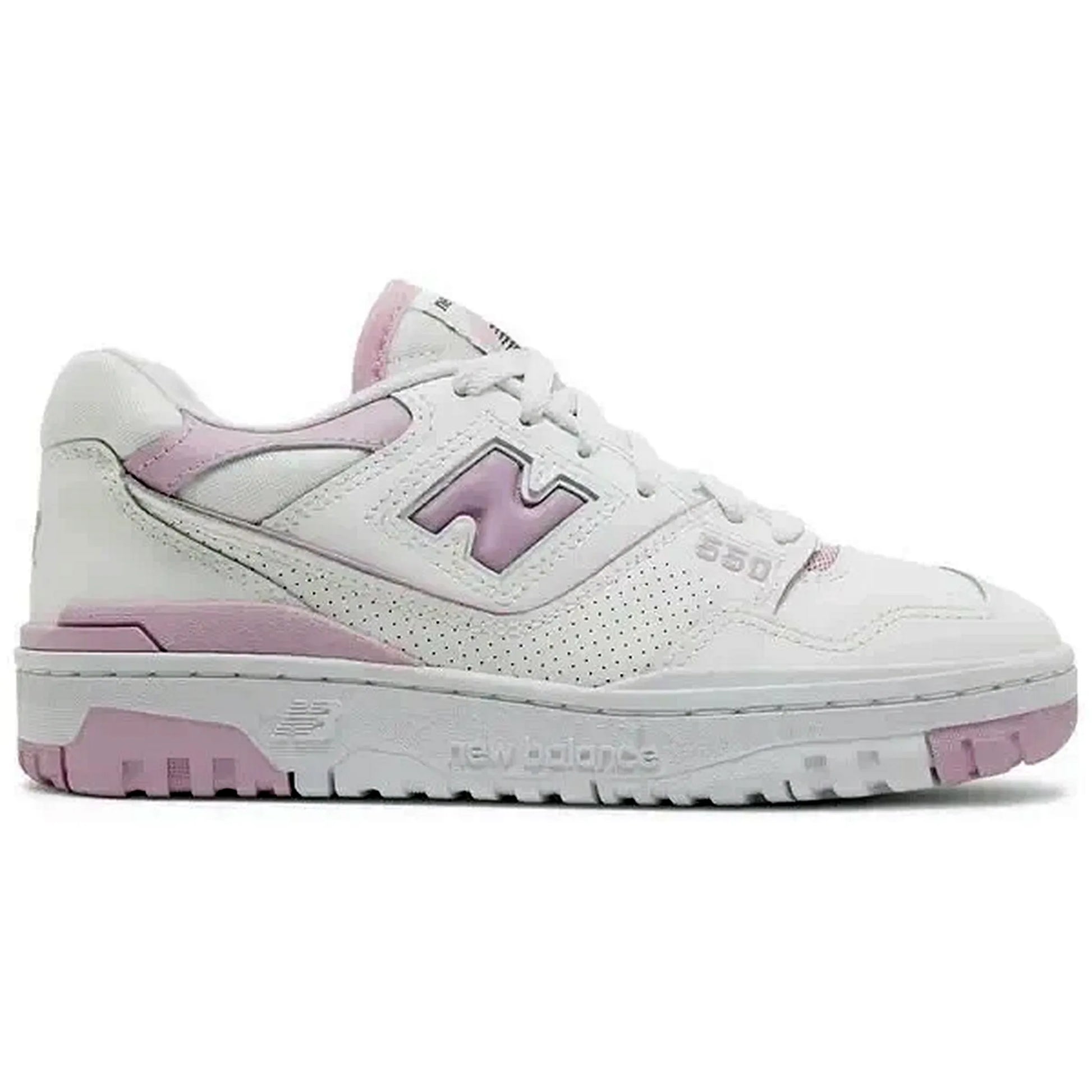 New Balance 550 Wmns White Bubblegum Pink – Seitenansicht des weißen Damen-Sneakers mit zarten rosafarbenen Akzenten, perforiertem Leder und klassischem Retro-Design für einen femininen Streetwear-Look.