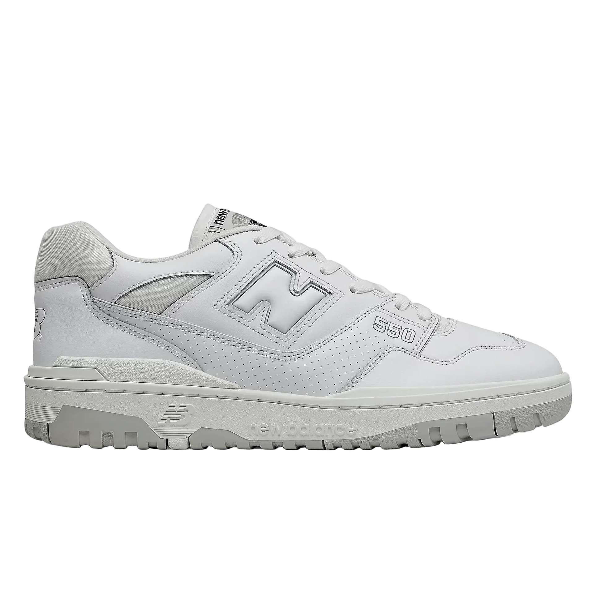 New Balance 550 White Grey – Seitenansicht des weißen Retro-Sneakers mit grauen Akzenten, klassischem „N“-Logo und perforiertem Leder im Vintage-Basketball-Stil.