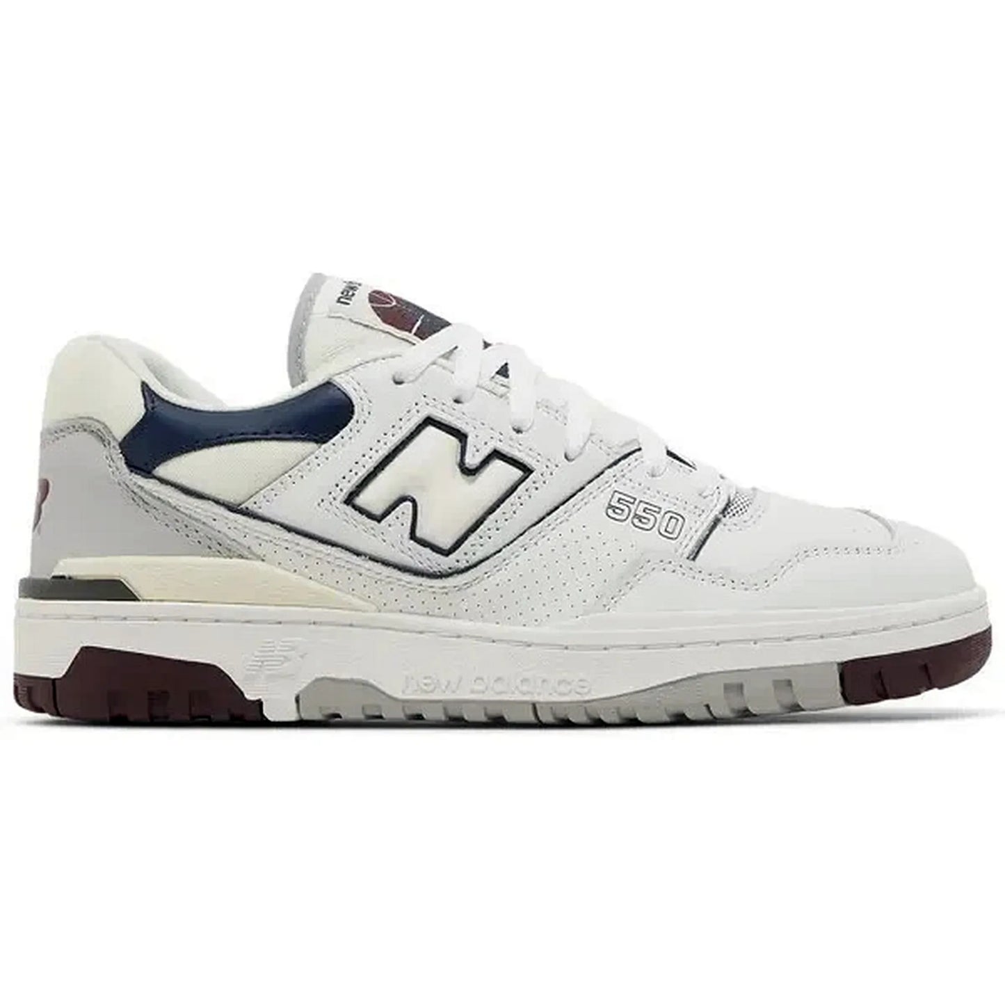 New Balance 550 White Natural Indigo Burgundy – Seitenansicht des weißen Retro-Sneakers mit navyblauen und bordeauxfarbenen Akzenten, perforiertem Leder und ikonischem „N“-Logo für einen sportlich-eleganten Look.
