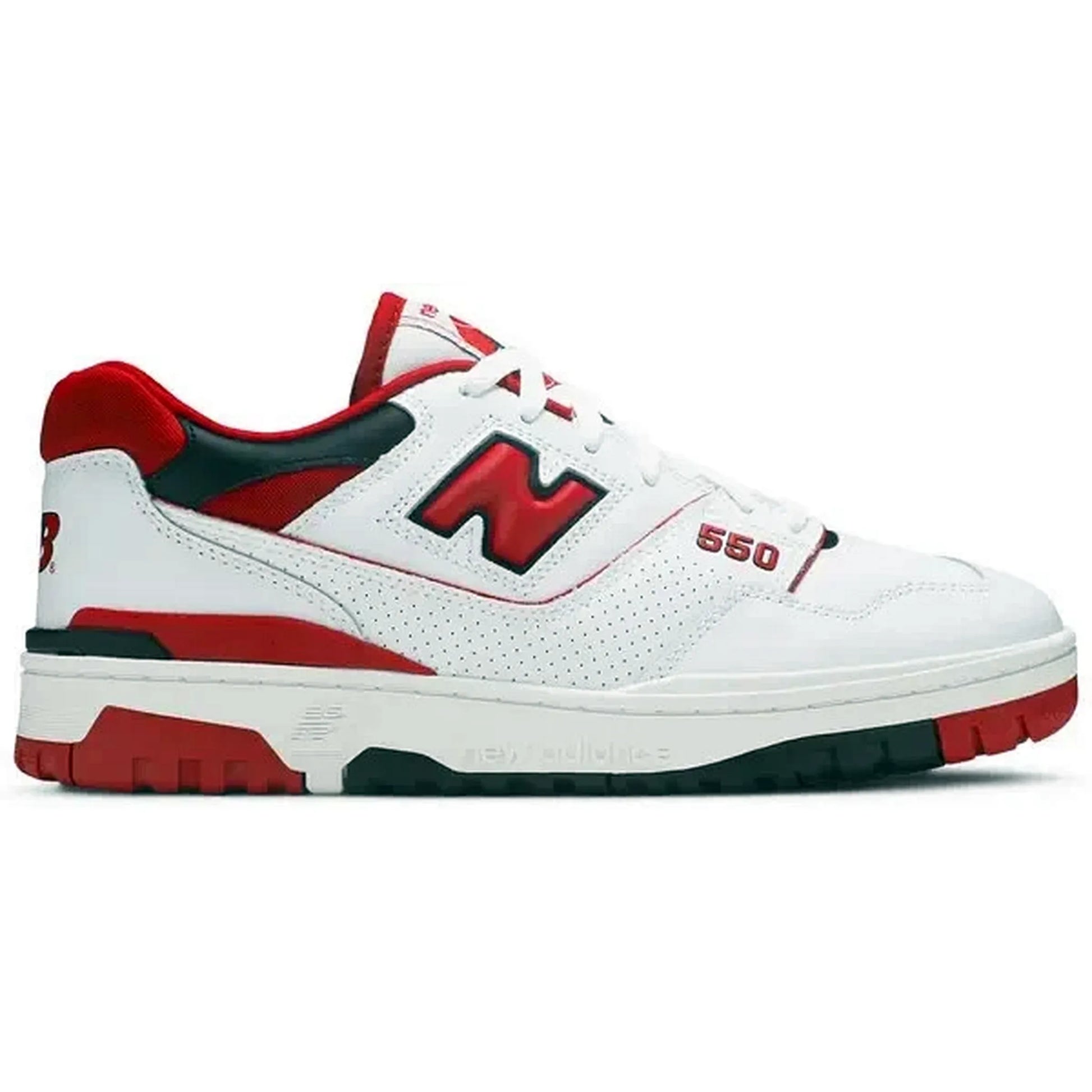 New Balance 550 White Red – Seitliche Ansicht des weißen Retro-Sneakers mit roten und schwarzen Akzenten, perforiertem Leder-Obermaterial und klassischem 550-Branding im Basketballstil.