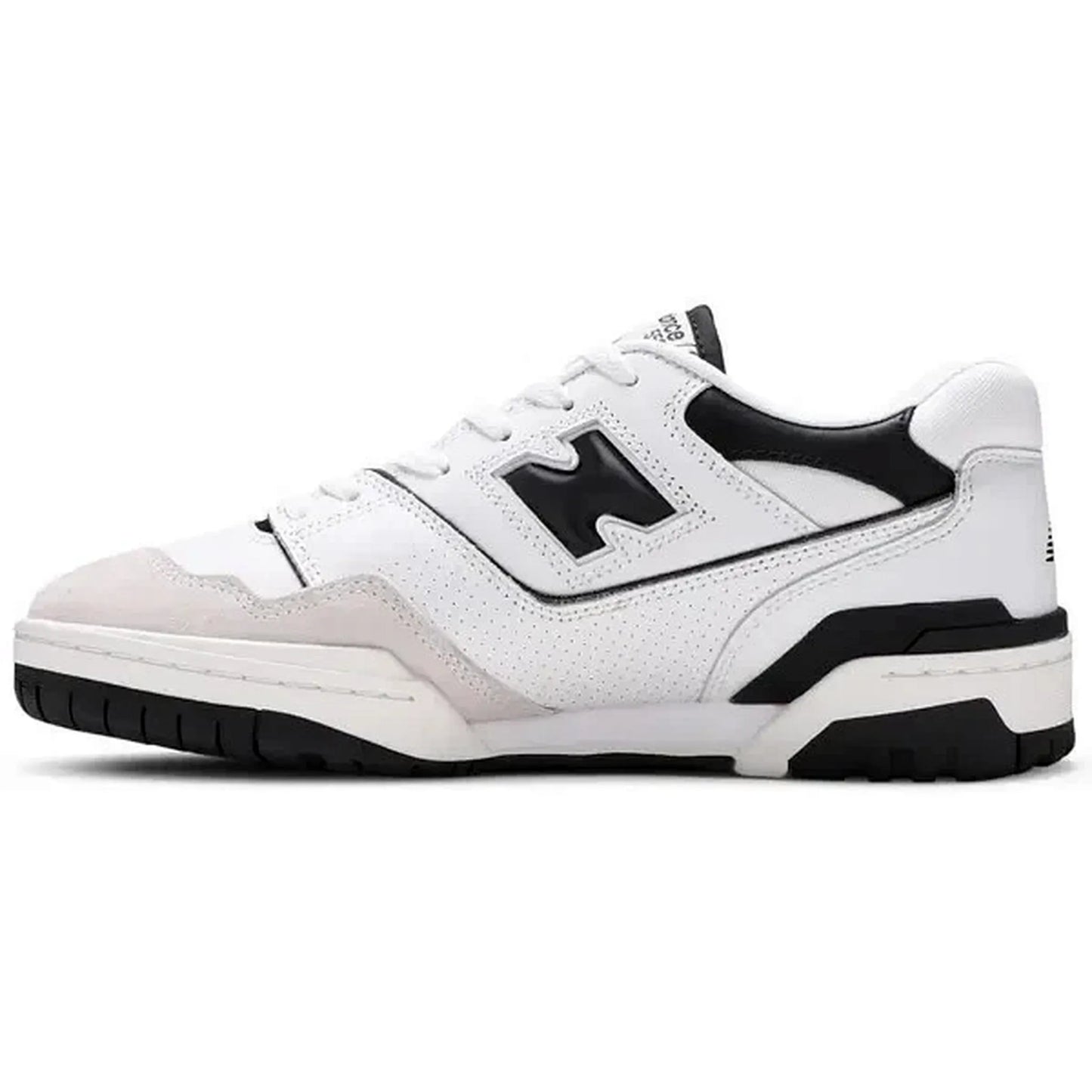 New Balance 550 Sea Salt Black – Innenansicht des weißen Sneakers mit schwarzem „N“-Logo, Wildleder-Overlays und zweifarbiger Gummisohle im Retro-Stil.