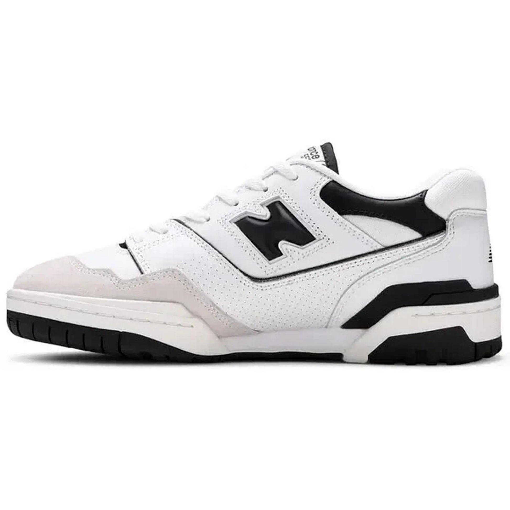 New Balance 550 Sea Salt Black – Innenansicht des weißen Sneakers mit schwarzem „N“-Logo, Wildleder-Overlays und zweifarbiger Gummisohle im Retro-Stil.