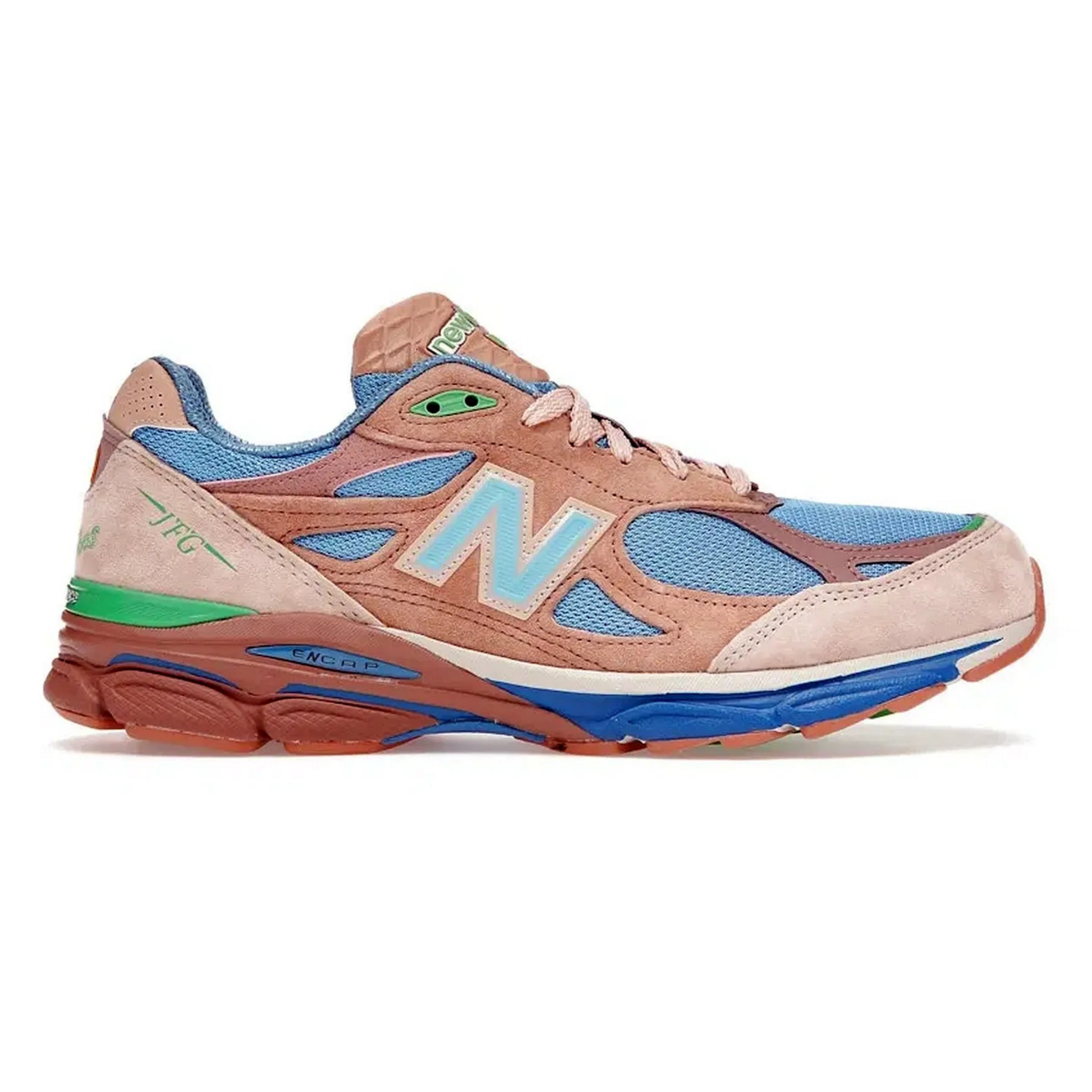 New Balance 990v3 MiUSA Joe Freshgoods Outside Clothes – Seitenansicht des limitierten Sneakers in Rosa, Blau und Grün mit Wildleder-Upper, Mesh-Einsätzen und charakteristischem N-Logo, inspiriert von Outdoor-Farben.