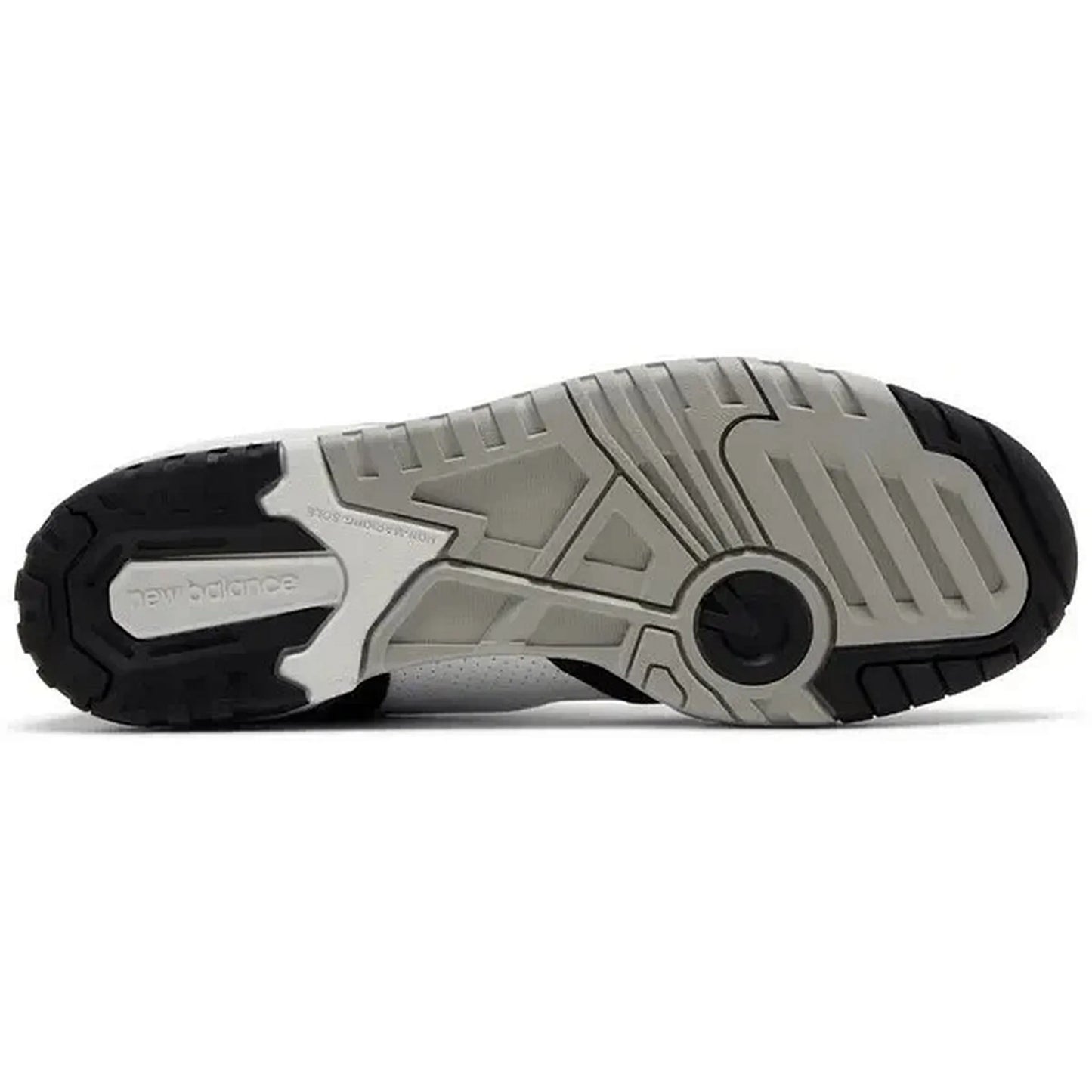 New Balance 550 White Black Rain Cloud – Unteransicht der Sohle in Schwarz und Grau mit charakteristischem New-Balance-Logo im Mittelfußbereich und strukturiertem Profil.