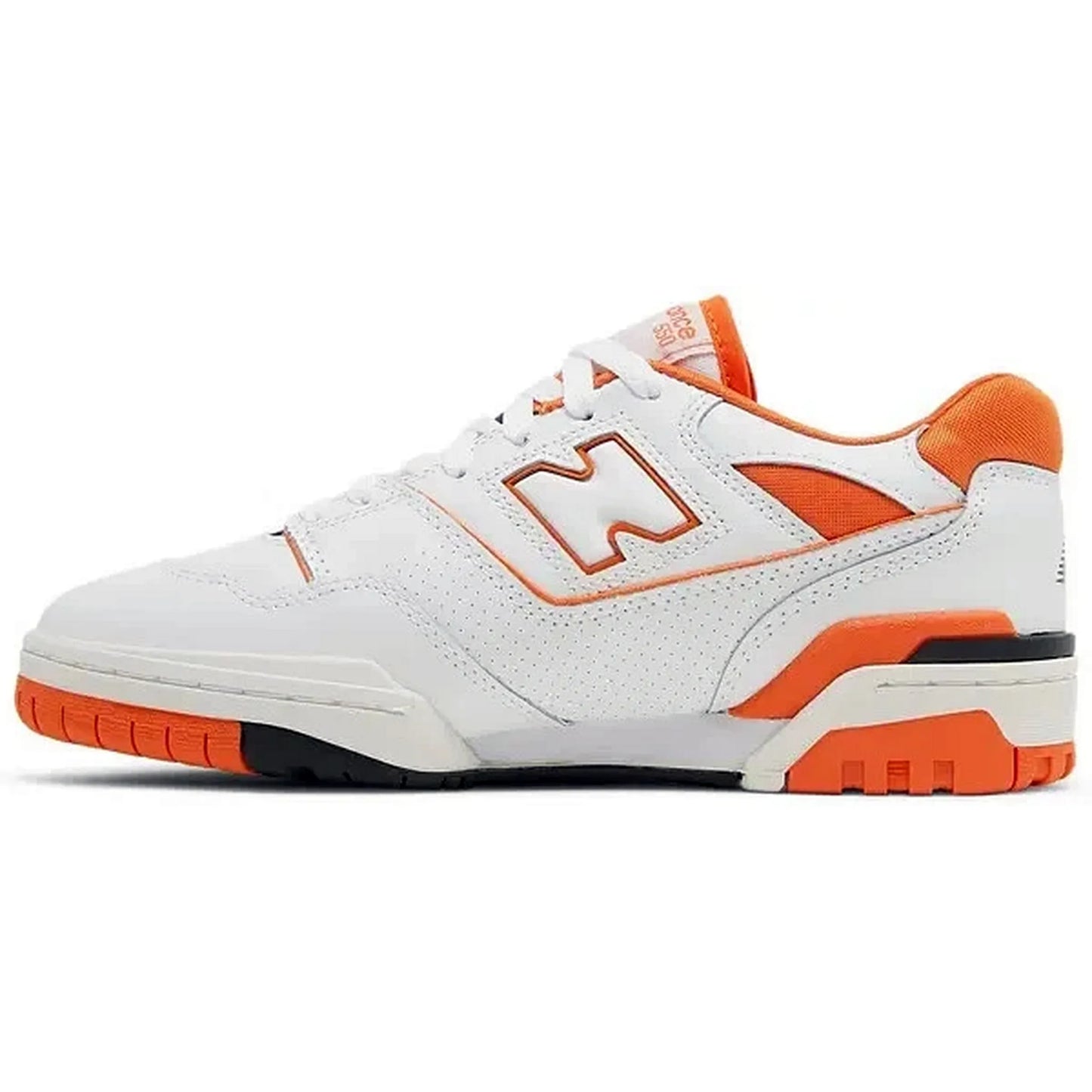 New Balance 550 Syracuse – weiße Retro-Sneaker-Seitenansicht mit orangefarbenem „N“-Logo, Glattleder und perforierten Einsätzen für klassischen Basketball-Look.