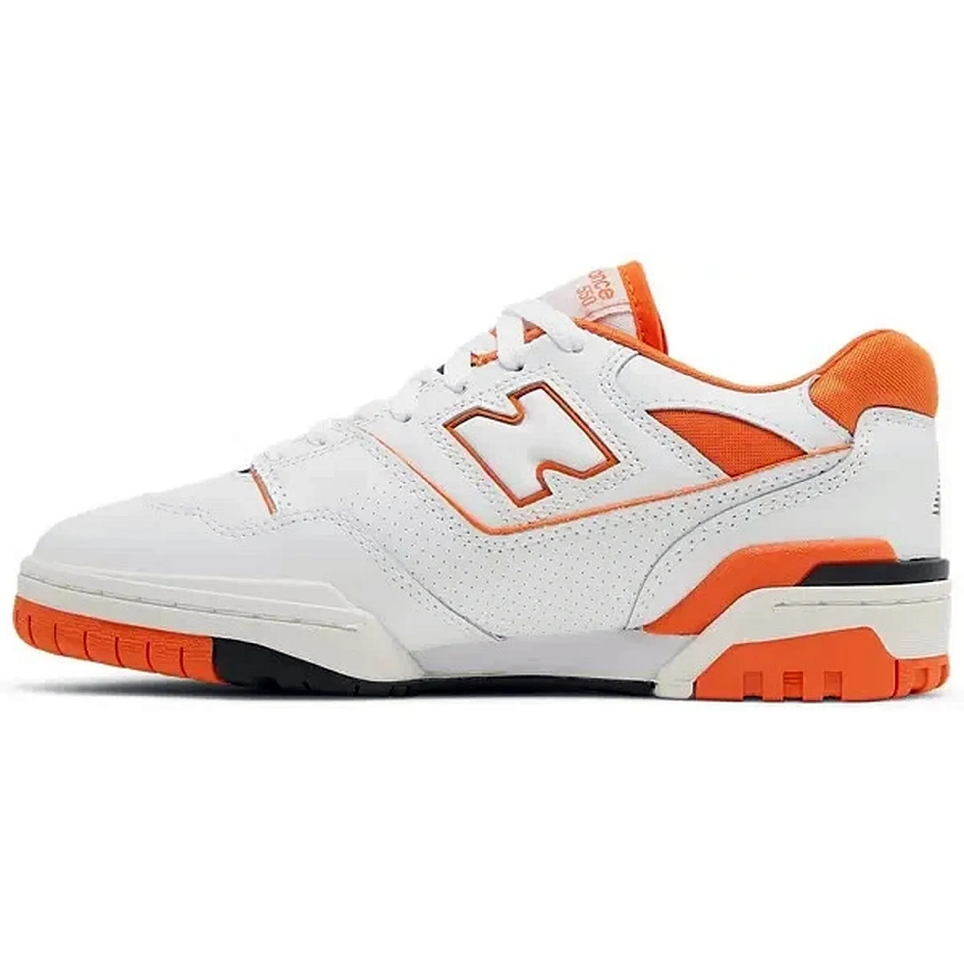 New Balance 550 Syracuse – weiße Retro-Sneaker-Seitenansicht mit orangefarbenem „N“-Logo, Glattleder und perforierten Einsätzen für klassischen Basketball-Look.