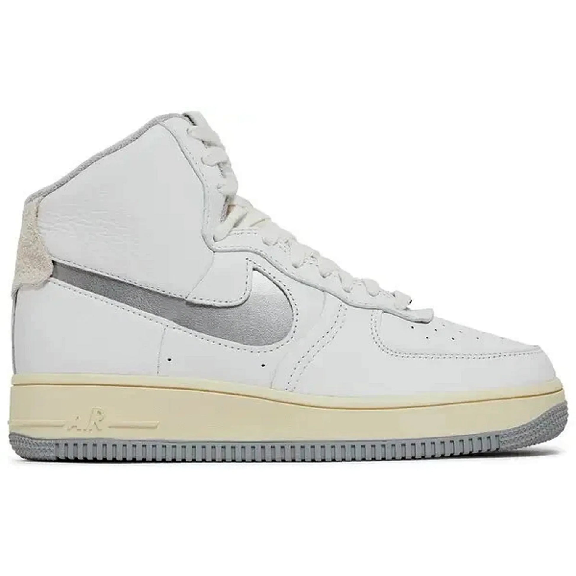 Nike Air Force 1 High Sculpt White Silver – Seitenansicht des weißen High-Top-Sneakers mit silbernem Swoosh, weichem Leder-Upper und beiger Vintage-Mittelsohle für einen klassischen Retro-Look.