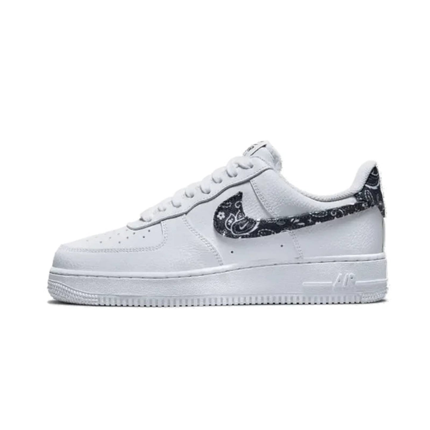 Nike Air Force 1 Low 07 Essential Wmns White Black Paisley – Seitenansicht des weißen Damen-Sneakers mit schwarzem Paisley-Swoosh und Fersenbereich, klassischer AF1-Silhouette und weißer Sohle für einen stilvollen Kontrast-Look.