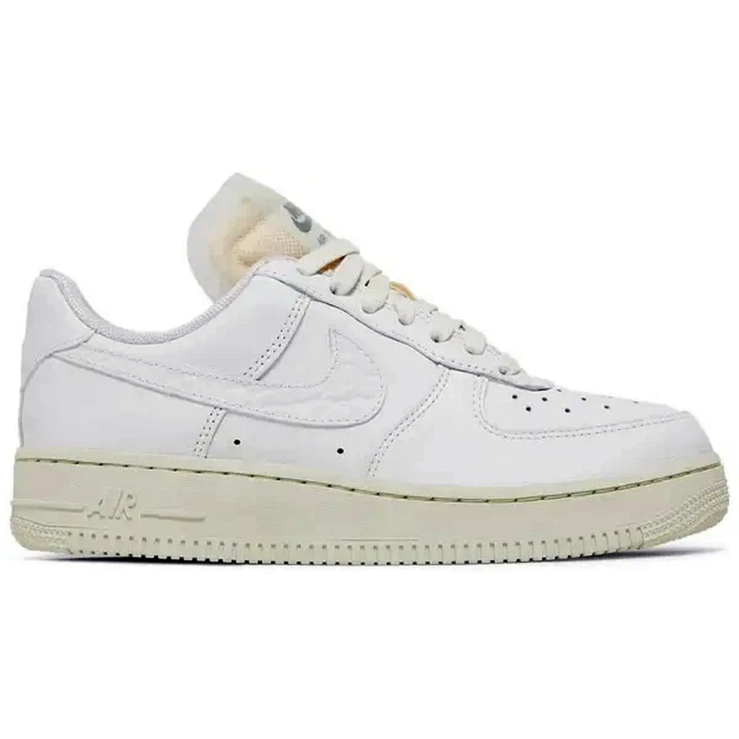 Nike Air Force 1 Low PRM Jewels White – Seitenansicht des weißen Premium-Sneakers mit glänzendem Jewel-Swoosh, cremefarbener Vintage-Zwischensohle und klassischem Air Force 1-Design für einen edlen Retro-Look.