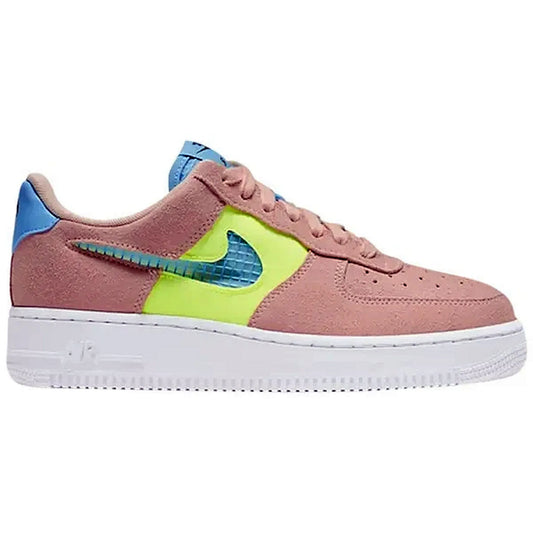 Nike Air Force 1 Low Wmns Washed Coral Ghost Green – Damen Sneaker in Rosa mit grünem Akzentpanel, blauem Swoosh und weißer Sohle, Seitenansicht.