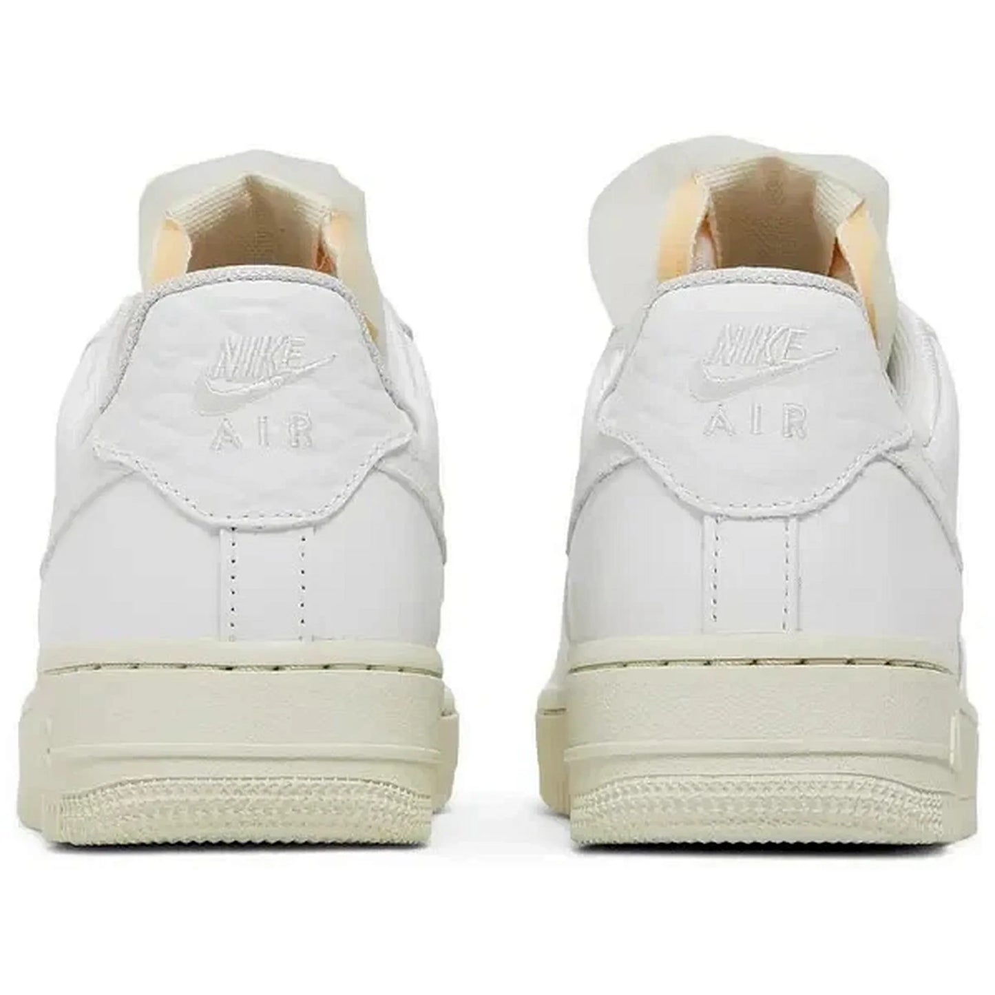 Nike Air Force 1 Low PRM Jewels White – Rückansicht des weißen Sneakers mit geprägtem Nike Air-Logo auf der Ferse, weichem Leder und cremefarbener Zwischensohle im Retro-Stil.