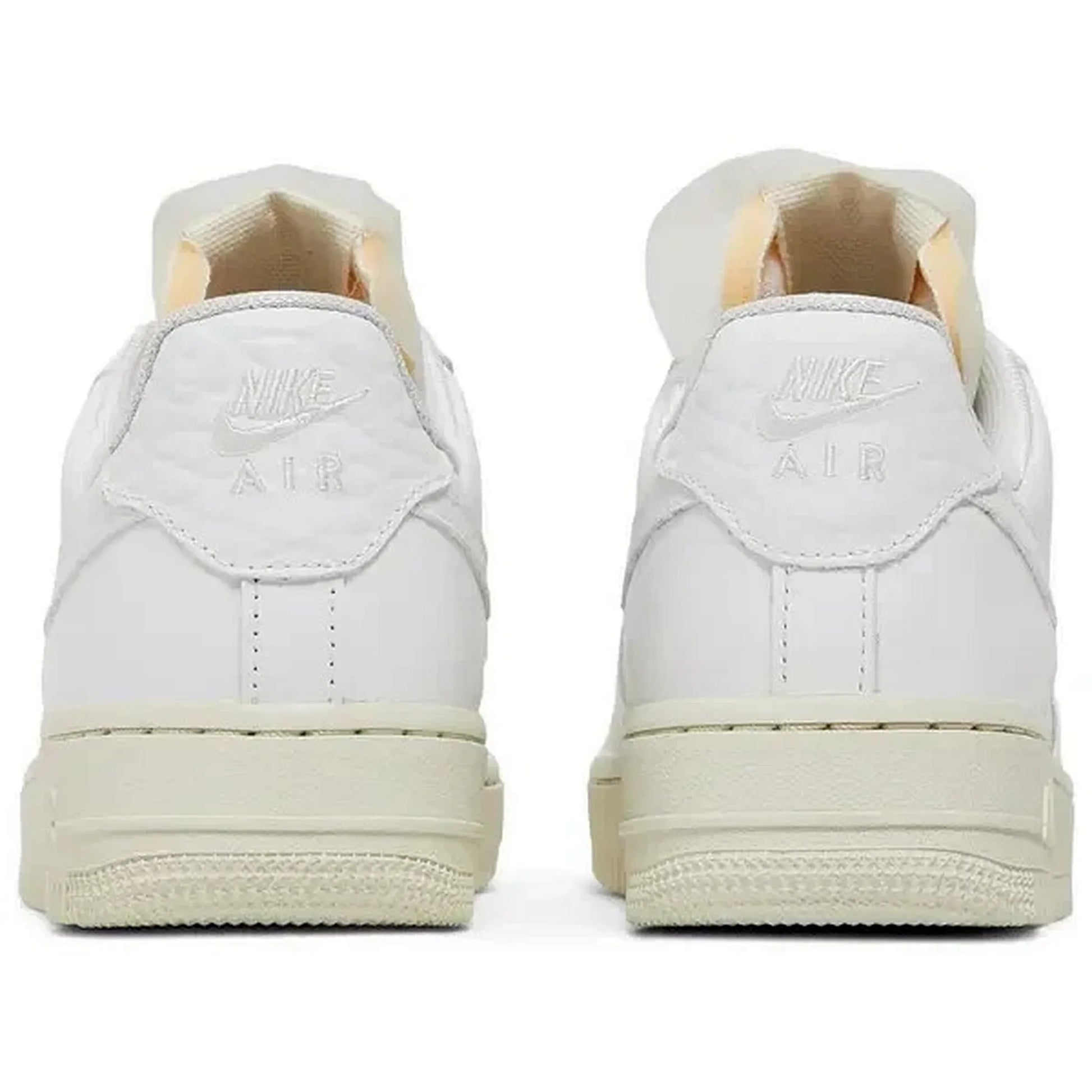 Nike Air Force 1 Low PRM Jewels White – Rückansicht des weißen Sneakers mit geprägtem Nike Air-Logo auf der Ferse, weichem Leder und cremefarbener Zwischensohle im Retro-Stil.