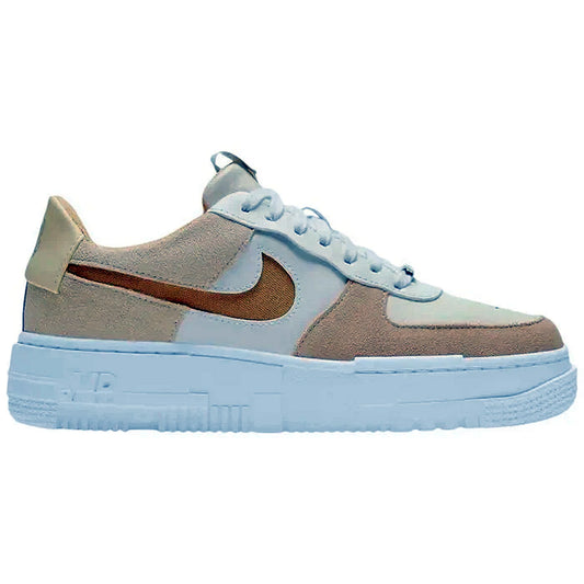 Nike Air Force 1 Pixel Sail Coconut Milk Damen Sneaker in Beige und Hellblau mit braunem Swoosh, Seitenansicht auf weißem Hintergrund
