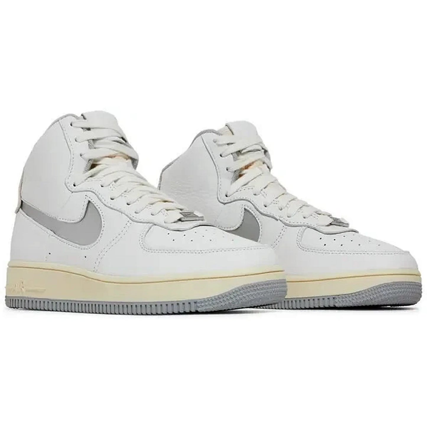 Nike Air Force 1 High Sculpt White Silver – Paaransicht des weißen High-Top-Sneakers mit silbernem Swoosh, beige abgesetzter Mittelsohle und grauer Außensohle, ideal für einen cleanen Vintage-Look.