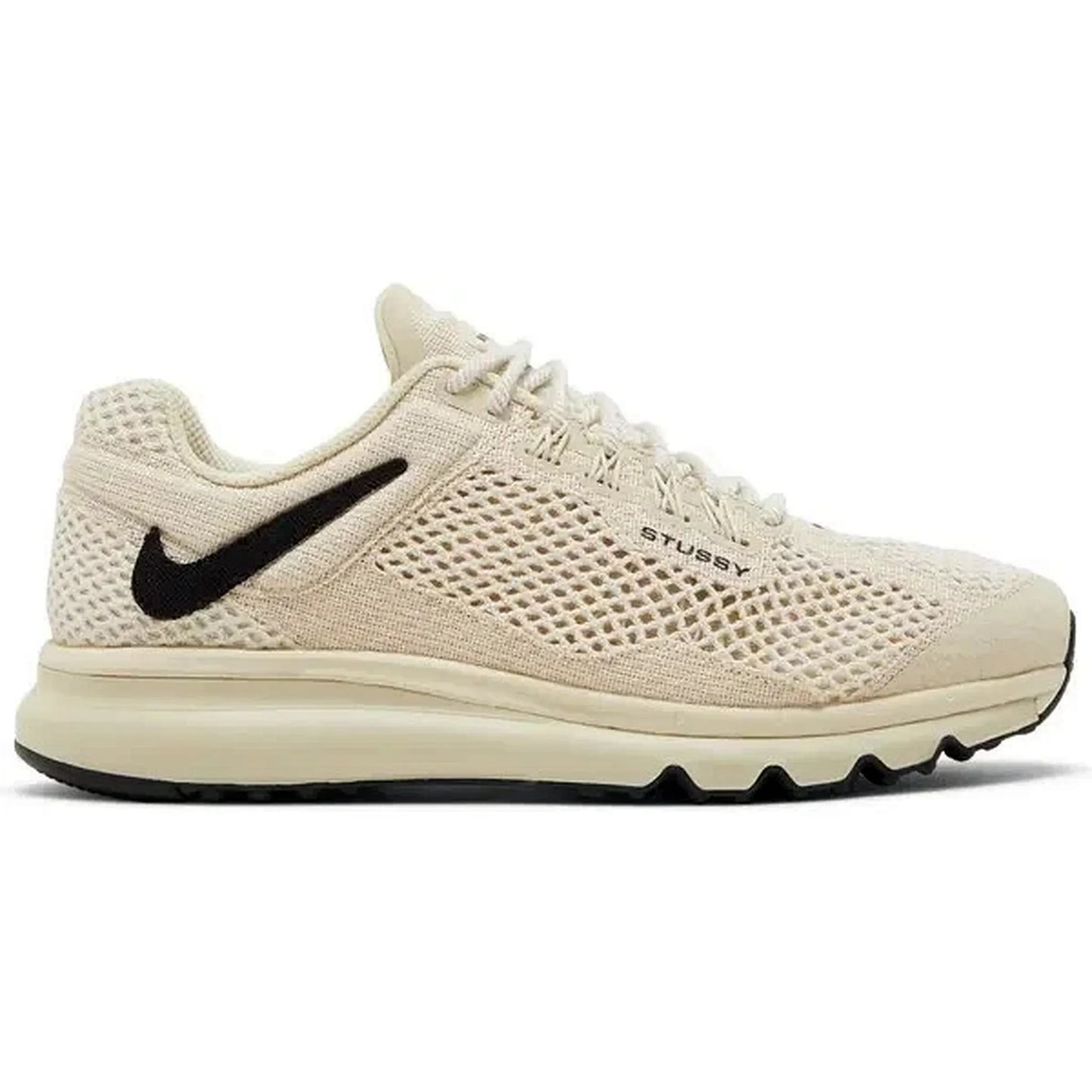 nike air max 2013 stüssy fossil sneaker in beige mit schwarzem swoosh – seitliche produktansicht des limitierten modells auf weißem hintergrund