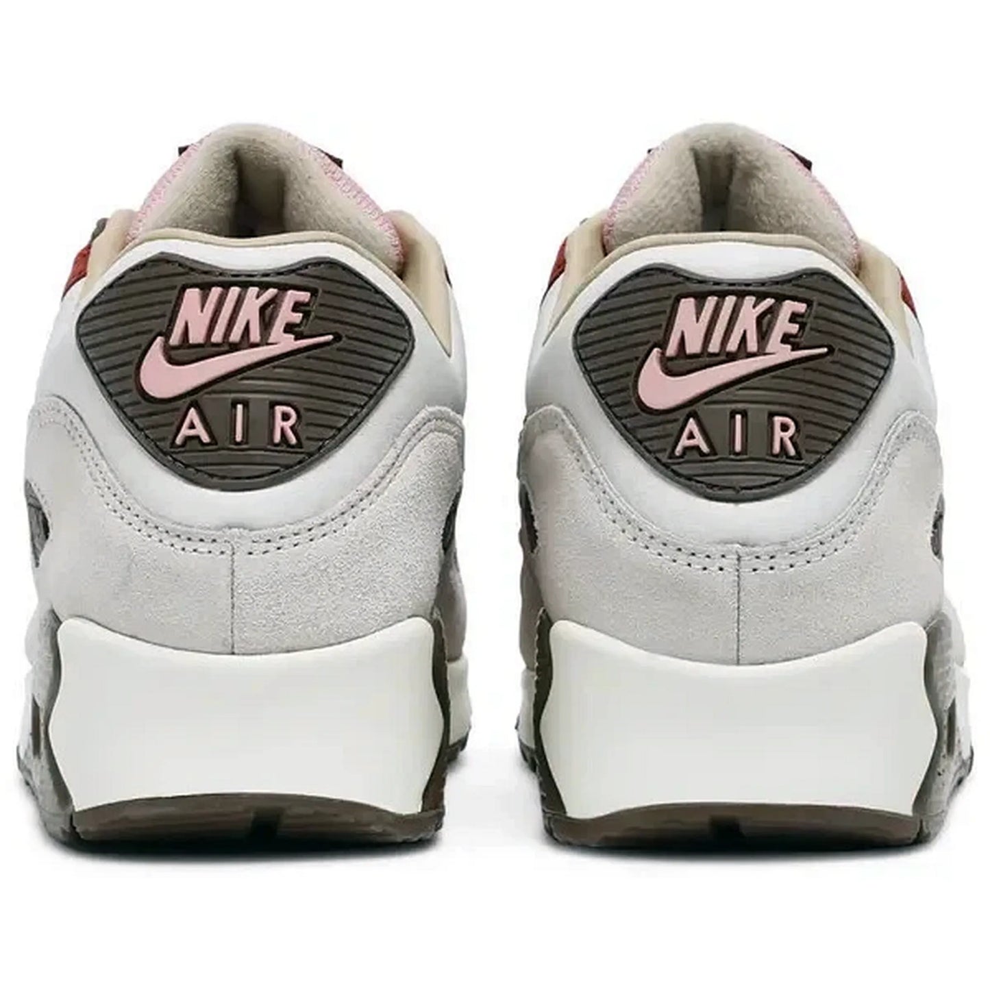 Nike Air Max 90 NRG Bacon 2021 Rückansicht – Ferse mit braunem und rosa Nike Air Logo, Wildlederdetails und klassischem Retro-Design auf weißem Hintergrund