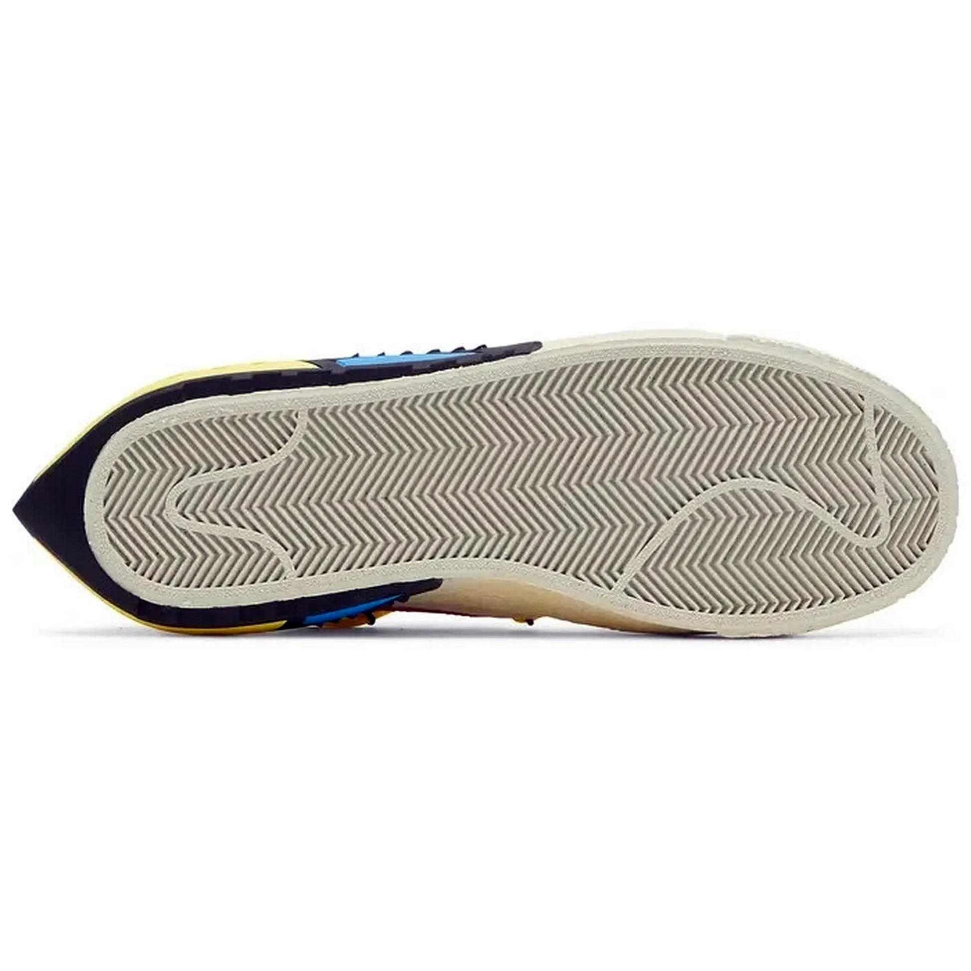 Off-White x Nike Blazer Low University Red – Sohlenansicht – cremefarbene Außensohle mit Fischgrätenmuster und seitlich sichtbaren blauen sowie schwarzen Designelementen