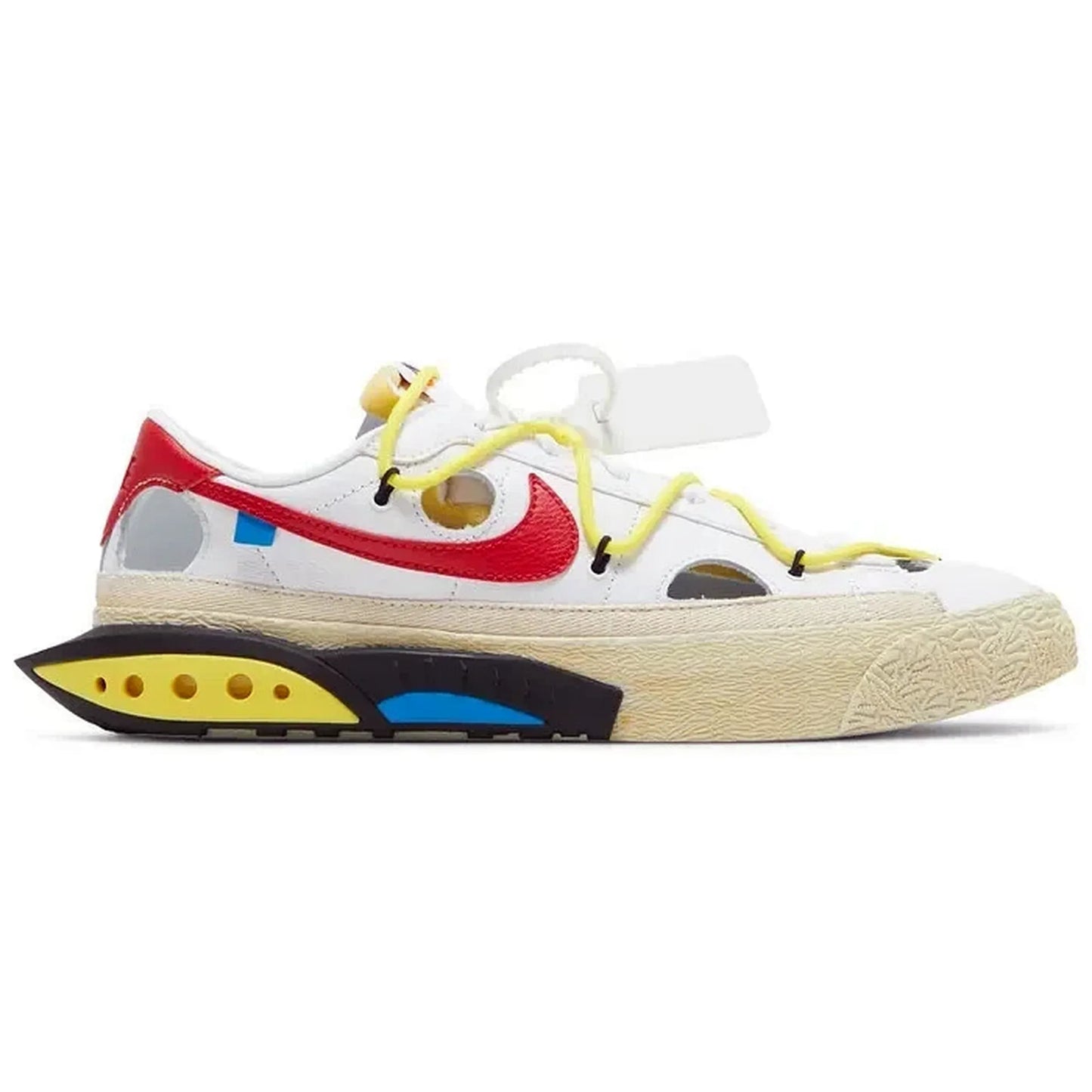 Off-White x Nike Blazer Low University Red – Seitenansicht – weißer Sneaker mit rotem Swoosh, gelben Doppelschnürsenkeln und auffälliger perforierter Zwischensohle in Gelb, Blau und Schwarz