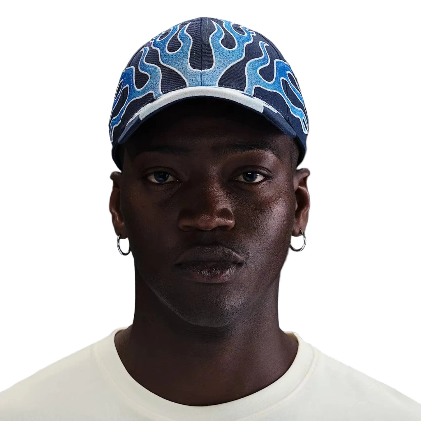 Nike Club Cap Structured OG Flame Hat in Midnight Navy – frontal getragene Baseballkappe mit hellblauen Flammenstickereien, Streetwear-Design mit sportlichem Look.