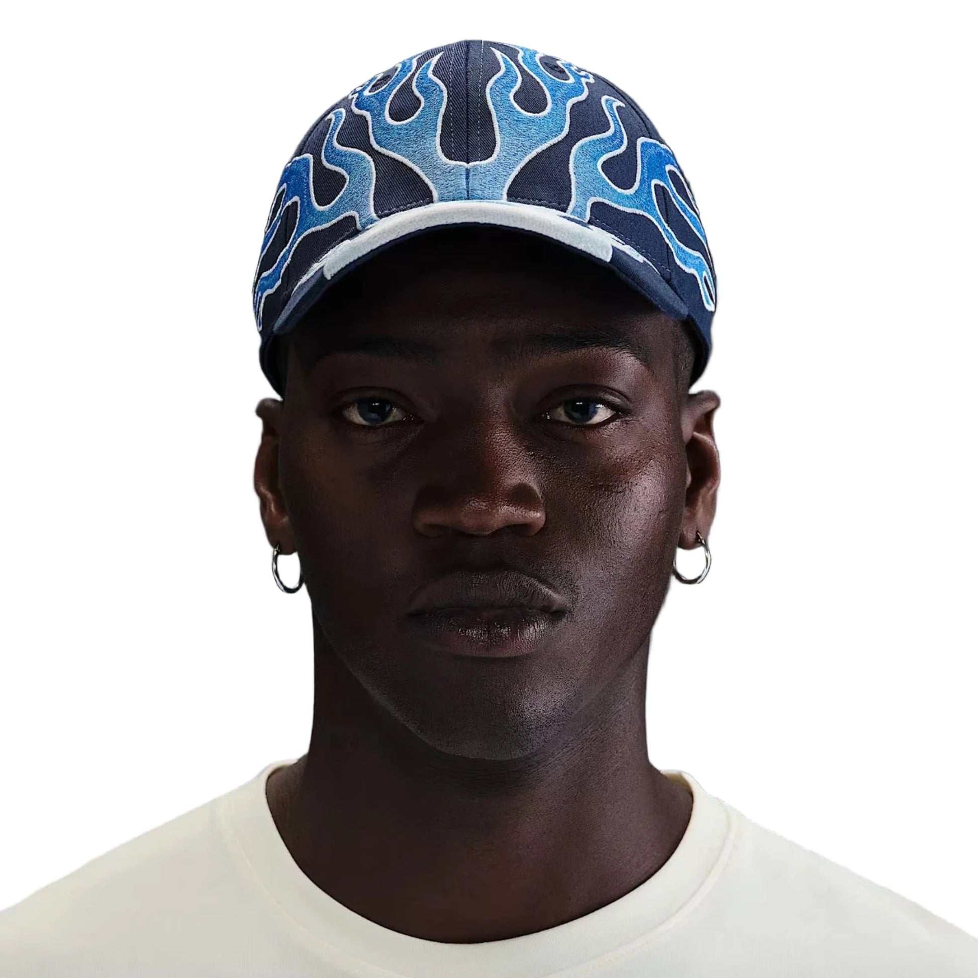 Nike Club Cap Structured OG Flame Hat in Midnight Navy – frontal getragene Baseballkappe mit hellblauen Flammenstickereien, Streetwear-Design mit sportlichem Look.