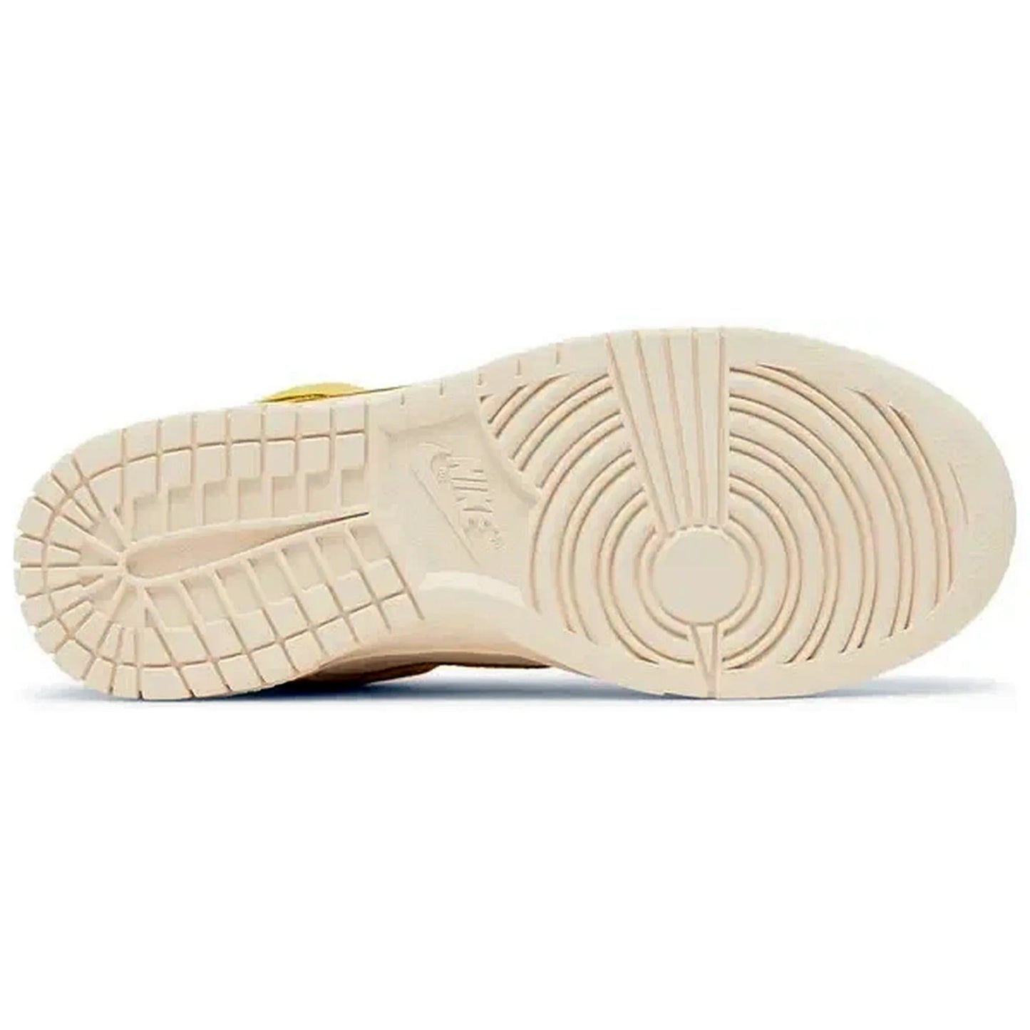 Nike Dunk Low LX Wmns Banana – Unteransicht der beigen Gummisohle mit kreisförmigem Profil und dezentem Nike-Logo auf weißem Hintergrund