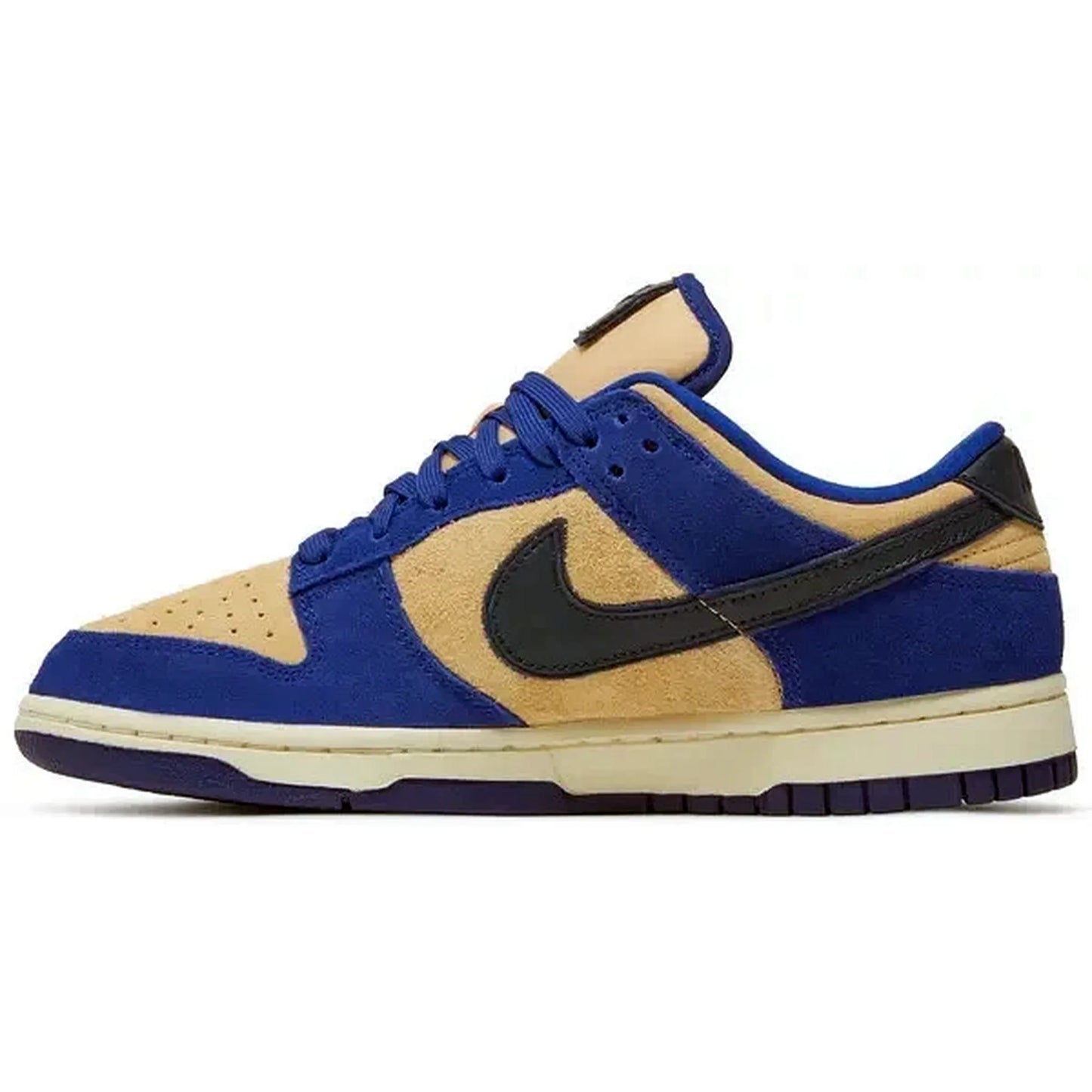 Nike Dunk Low LX Wmns Blue Suede – Innenansicht des blauen und beigen Wildleder-Sneakers mit schwarzem Swoosh, cremefarbener Zwischensohle und dunkelblauer Außensohle auf weißem Hintergrund