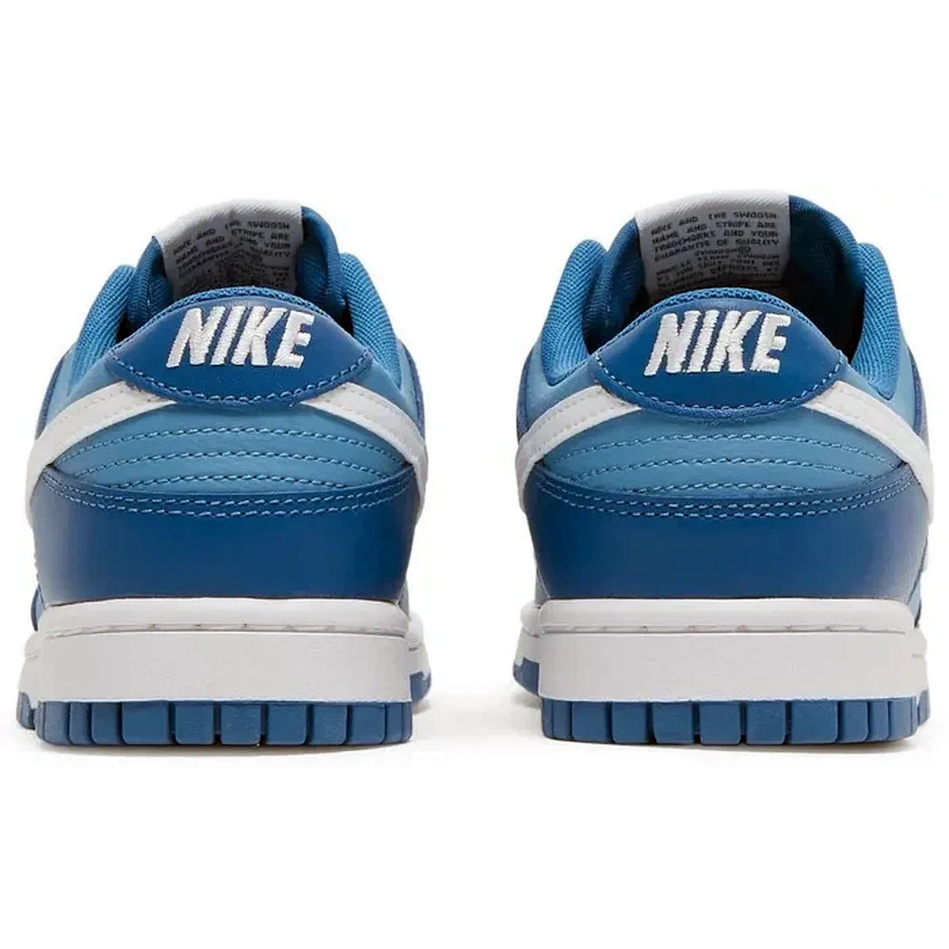 Nike Dunk Low Dark Marina Blue – Rückansicht des blauen Sneakers mit weißem NIKE-Logo auf der Ferse, zweifarbigem Leder-Upper in Marine- und Hellblau sowie weißer Mittelsohle auf weißem Hintergrund