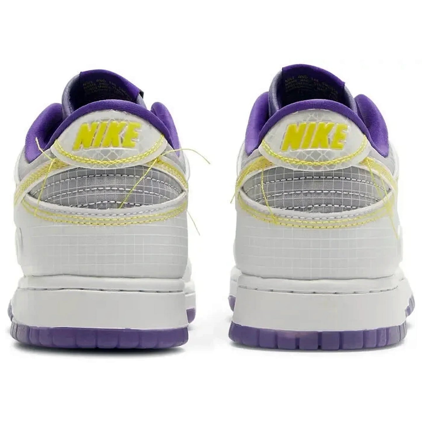 Nike Dunk Low Union Passport Pack Court Purple – Rückansicht des Sneakers mit gelbem Nike-Logo, lilafarbenem Innenfutter und transparentem Obermaterial auf weißem Hintergrund.
