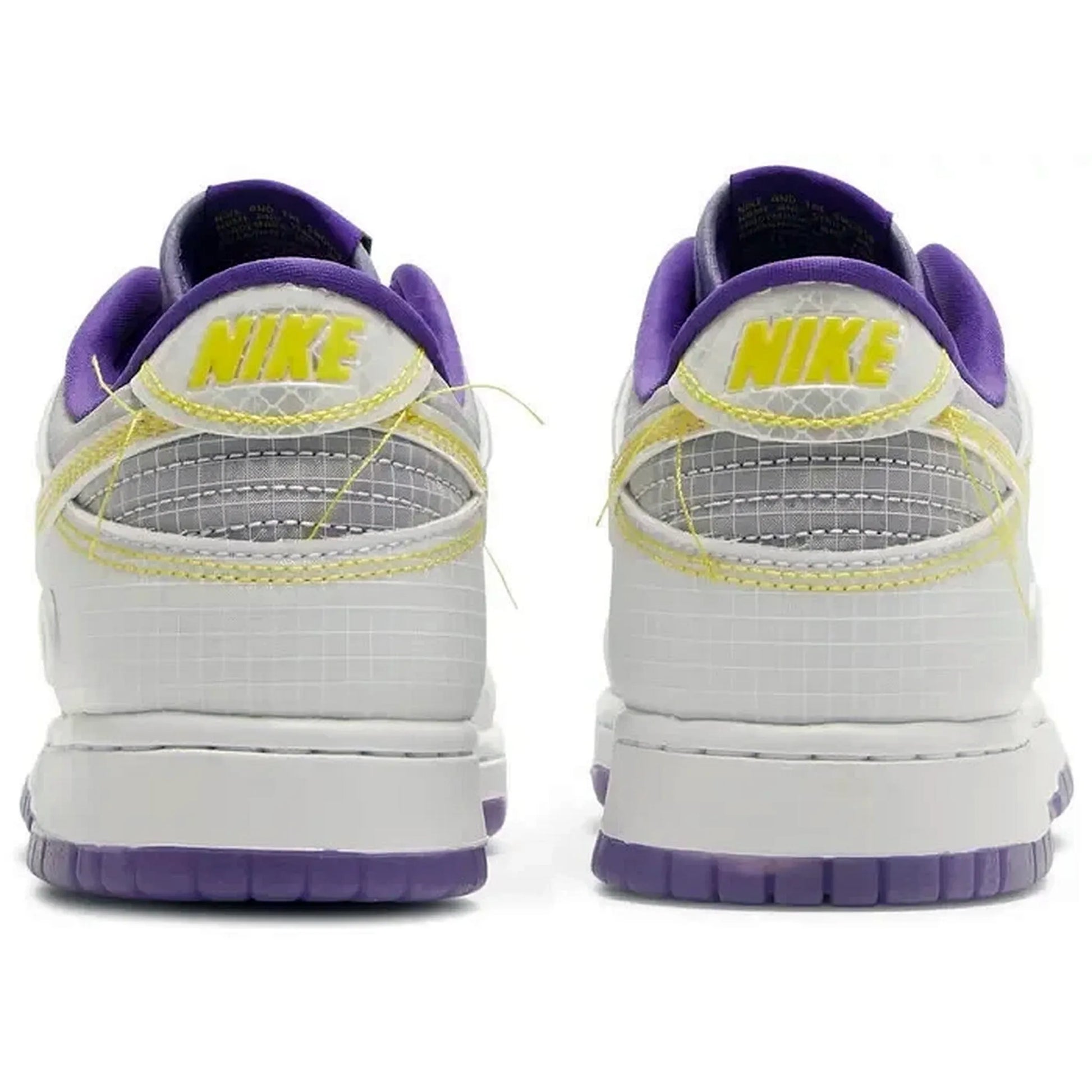 Nike Dunk Low Union Passport Pack Court Purple – Rückansicht des Sneakers mit gelbem Nike-Logo, lilafarbenem Innenfutter und transparentem Obermaterial auf weißem Hintergrund.