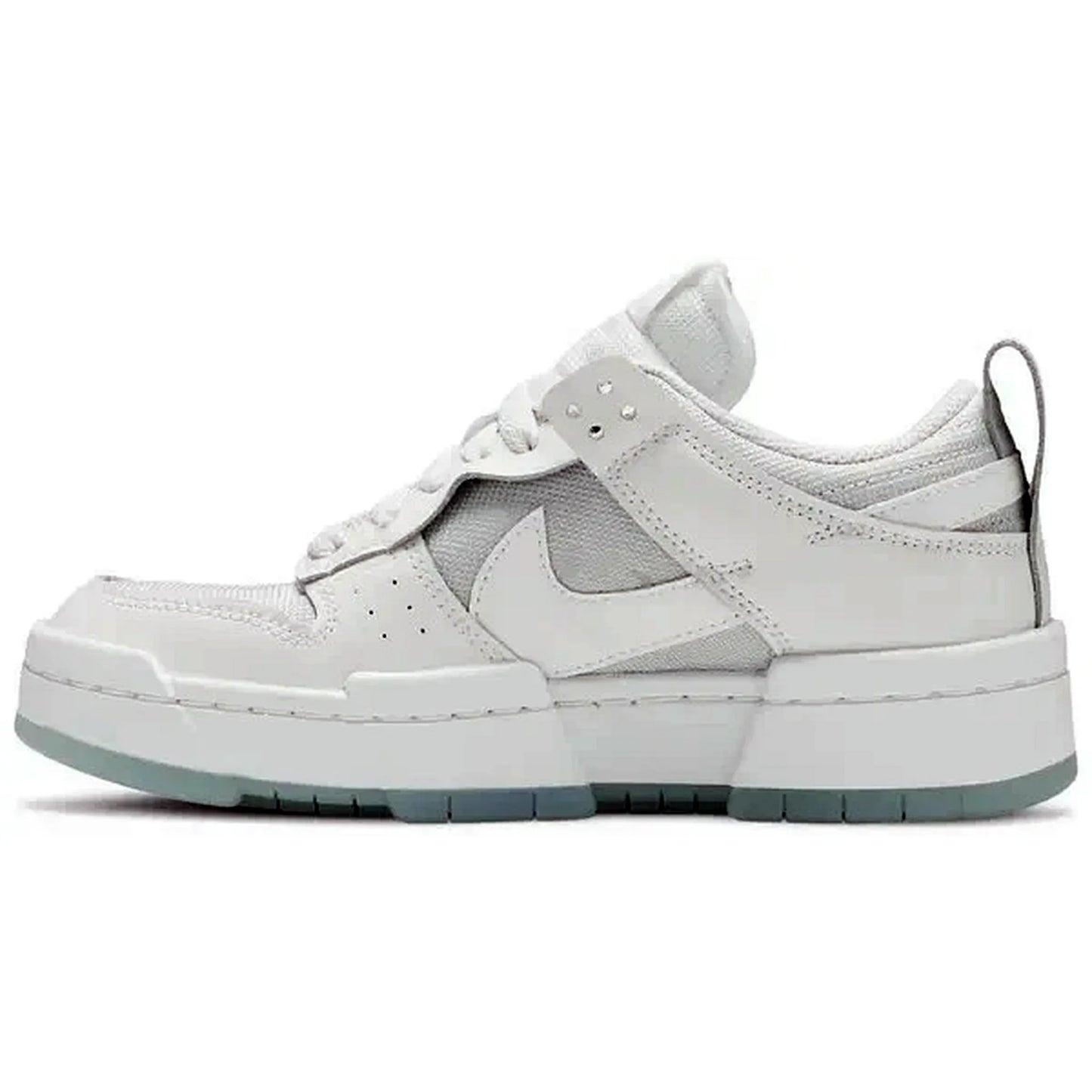 Nike Dunk Low Disrupt Wmns Photon Dust – Seitenansicht des weißen Nike Damen-Sneakers mit grauen Overlays, Mesh-Einsätzen und heller Plateausohle auf weißem Hintergrund