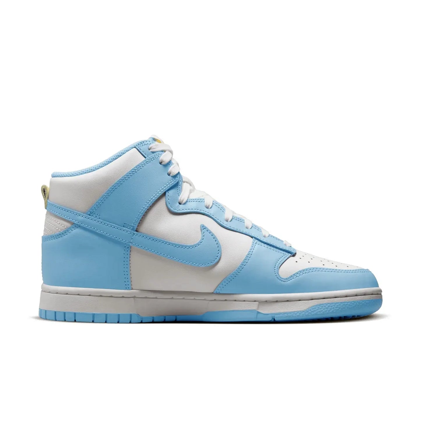 Nike Dunk High Blue Chill – Damen Sneaker in Hellblau und Weiß – klassische Seitenansicht mit hellblauem Swoosh, weißem Leder-Obermaterial und zweifarbiger Gummisohle