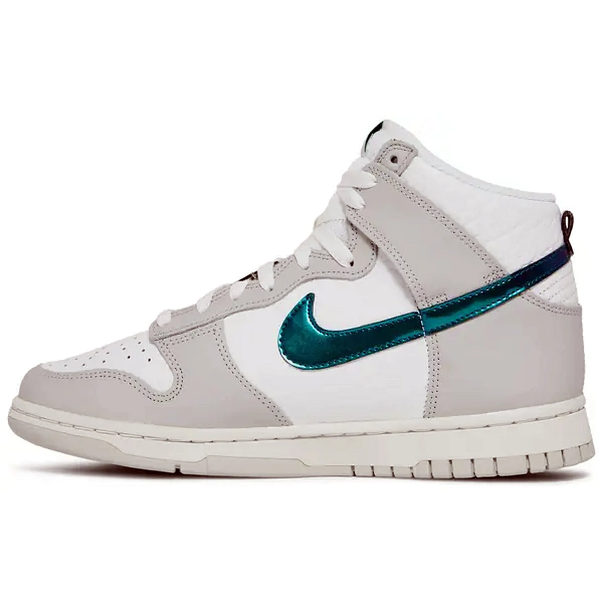 Nike Dunk High FLS Damen – Seitenansicht des weißen und hellgrauen High-Top-Sneakers mit glänzend türkisfarbenem Swoosh, cremefarbener Mittelsohle und tonaler Laufsohle auf weißem Hintergrund