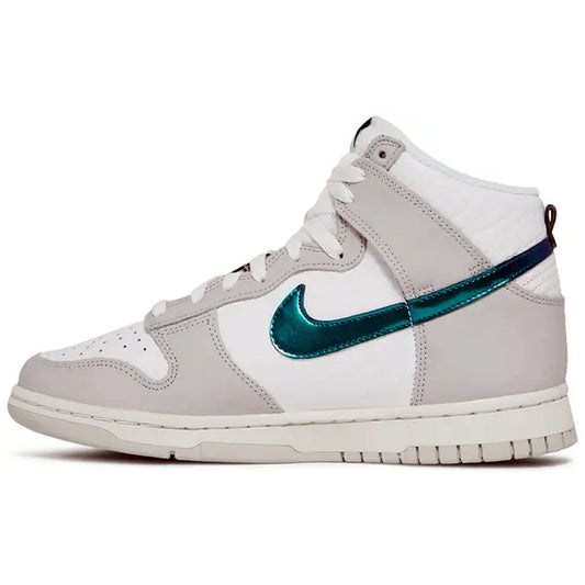 Nike Dunk High FLS Damen – Seitenansicht des weißen und hellgrauen High-Top-Sneakers mit glänzend türkisfarbenem Swoosh, cremefarbener Mittelsohle und tonaler Laufsohle auf weißem Hintergrund