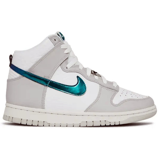 Nike Dunk High FLS – Seitenansicht des weißen und grauen High-Top-Sneakers mit glänzend türkisfarbenem Swoosh, weißer Mittelsohle und hellgrauer Laufsohle auf weißem Hintergrund
