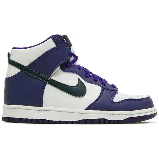 Nike Dunk High GS Electro Purple Midnight Navy – lila-weißer High-Top-Sneaker mit dunkelblauem Swoosh und violetten Schnürsenkeln – Seitenansicht