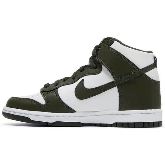 Nike Dunk High GS Cargo Khaki – Jugend-Sneaker in Weiß und Khaki mit grünem Swoosh, hoher Silhouette und klassischer Retro-Dunk-Optik