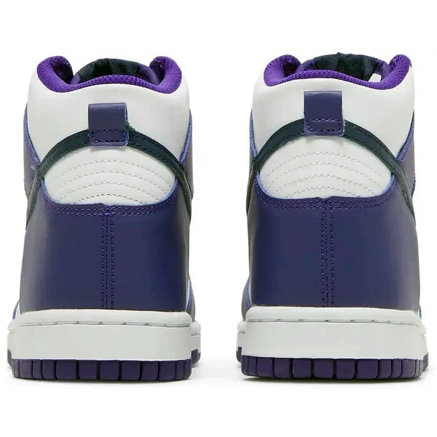Nike Dunk High GS Electro Purple Midnight Navy – Rückansicht des weißen und violetten High-Top-Sneakers mit dunkelblauem Fersenriemen und violettem Innenfutter