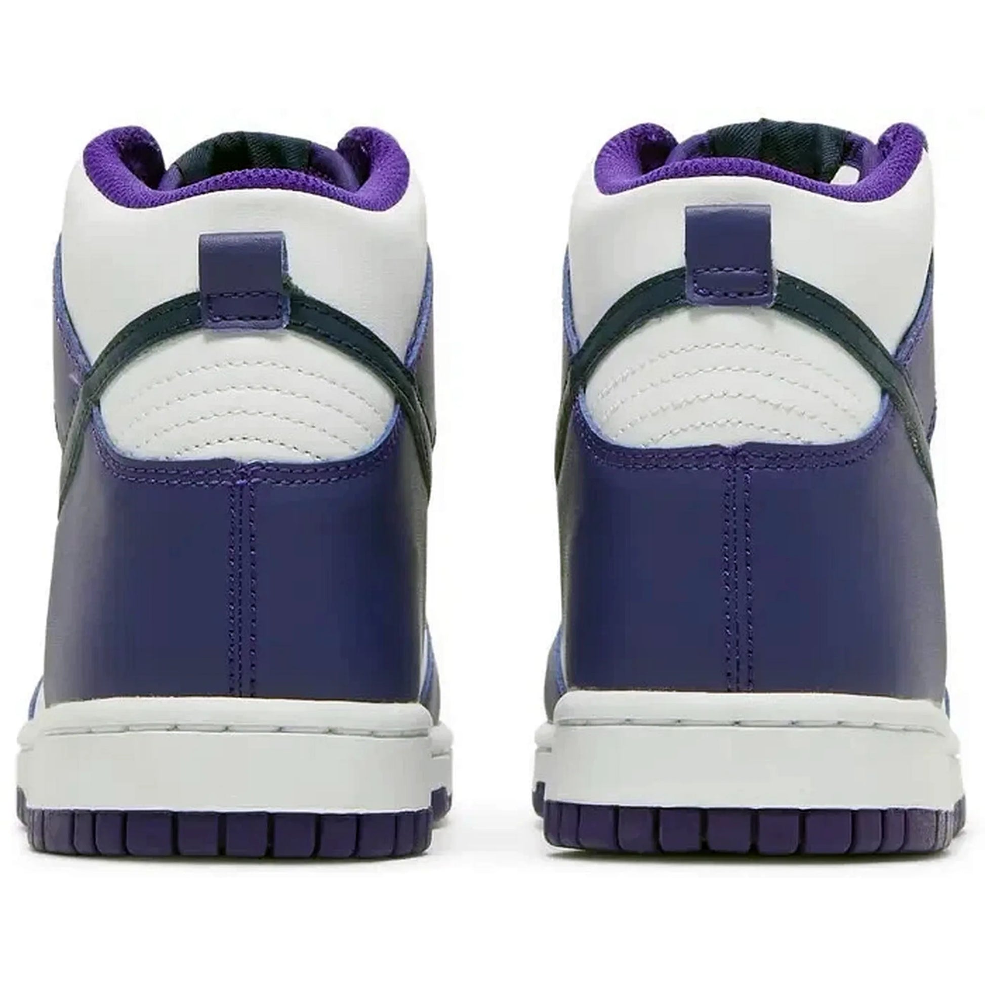 Nike Dunk High GS Electro Purple Midnight Navy – Rückansicht des weißen und violetten High-Top-Sneakers mit dunkelblauem Fersenriemen und violettem Innenfutter