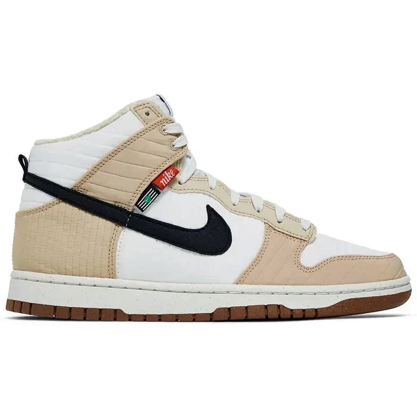 Nike Dunk High Next Nature Toasty Rattan – seitliche Ansicht des beige-weißen High-Top-Sneakers mit schwarzem Swoosh, Stepp-Details und nachhaltigem Design