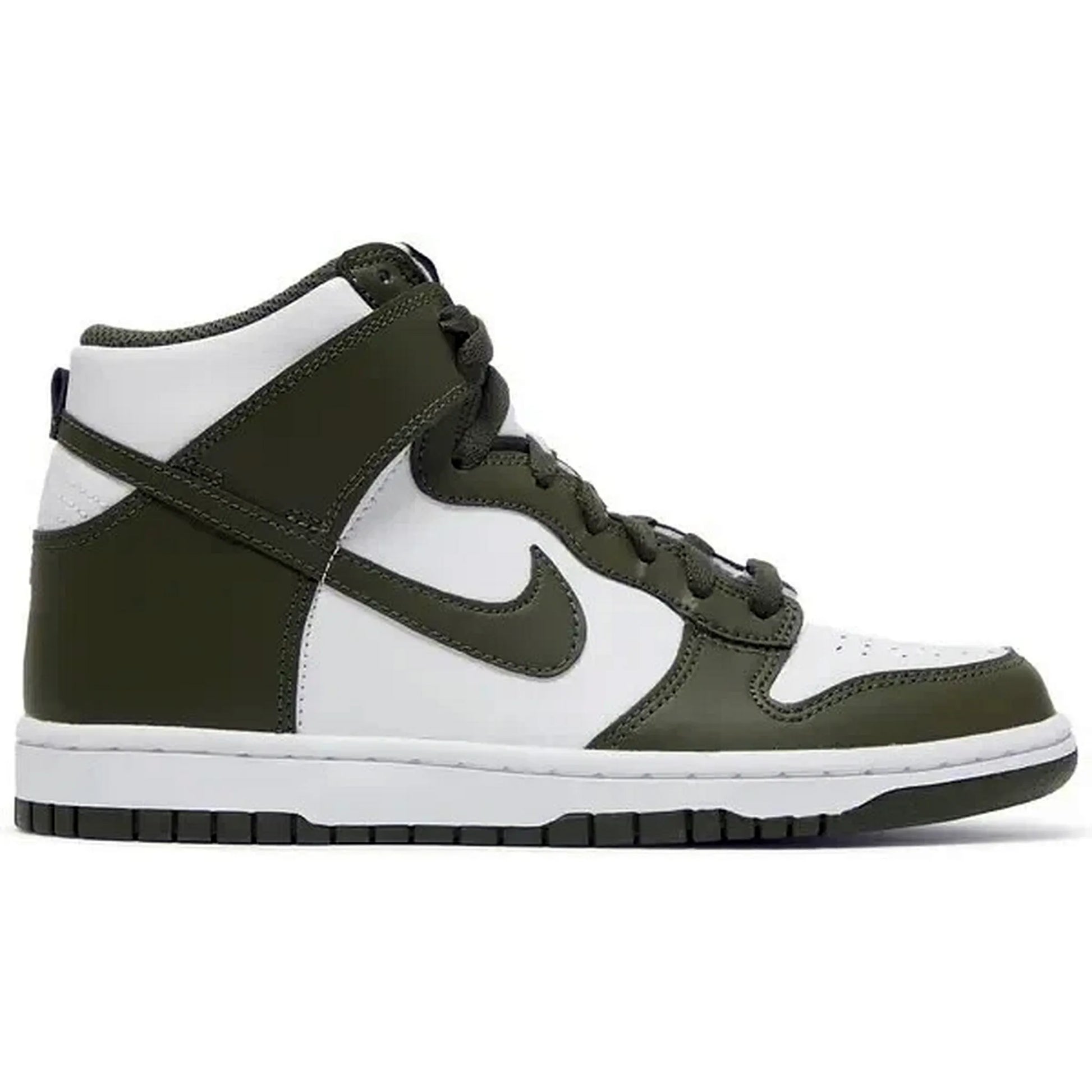 Nike Dunk High Retro GS Cargo Khaki – Seitenansicht des Retro-Basketball-Sneakers in Weiß und Khaki-Grün mit klassischem Swoosh und zweifarbiger Gummisohle