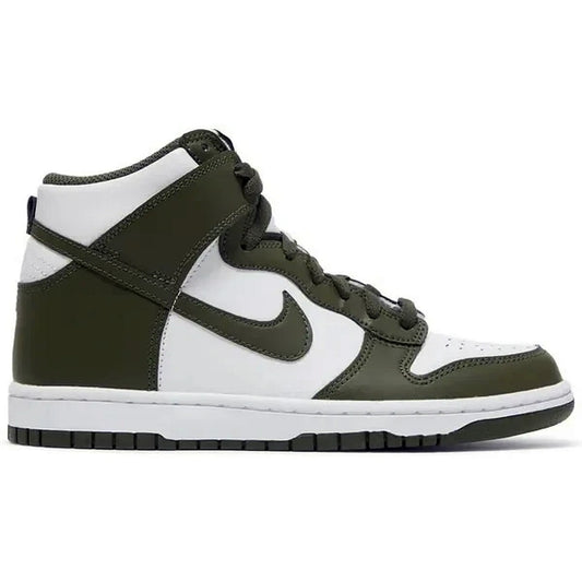 Nike Dunk High Retro GS Cargo Khaki – Seitenansicht des Retro-Basketball-Sneakers in Weiß und Khaki-Grün mit klassischem Swoosh und zweifarbiger Gummisohle